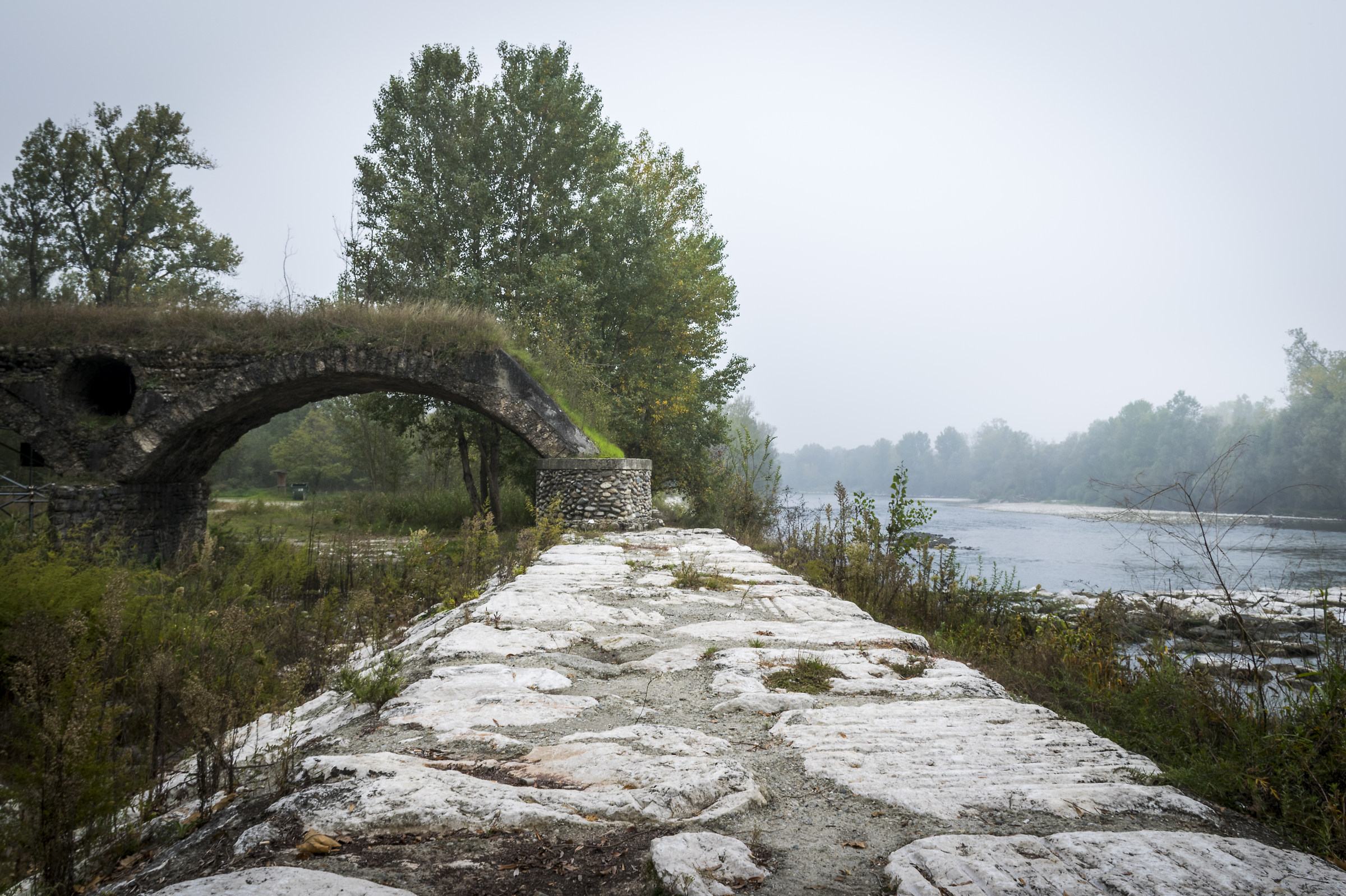 Ponte tra terra e acqua