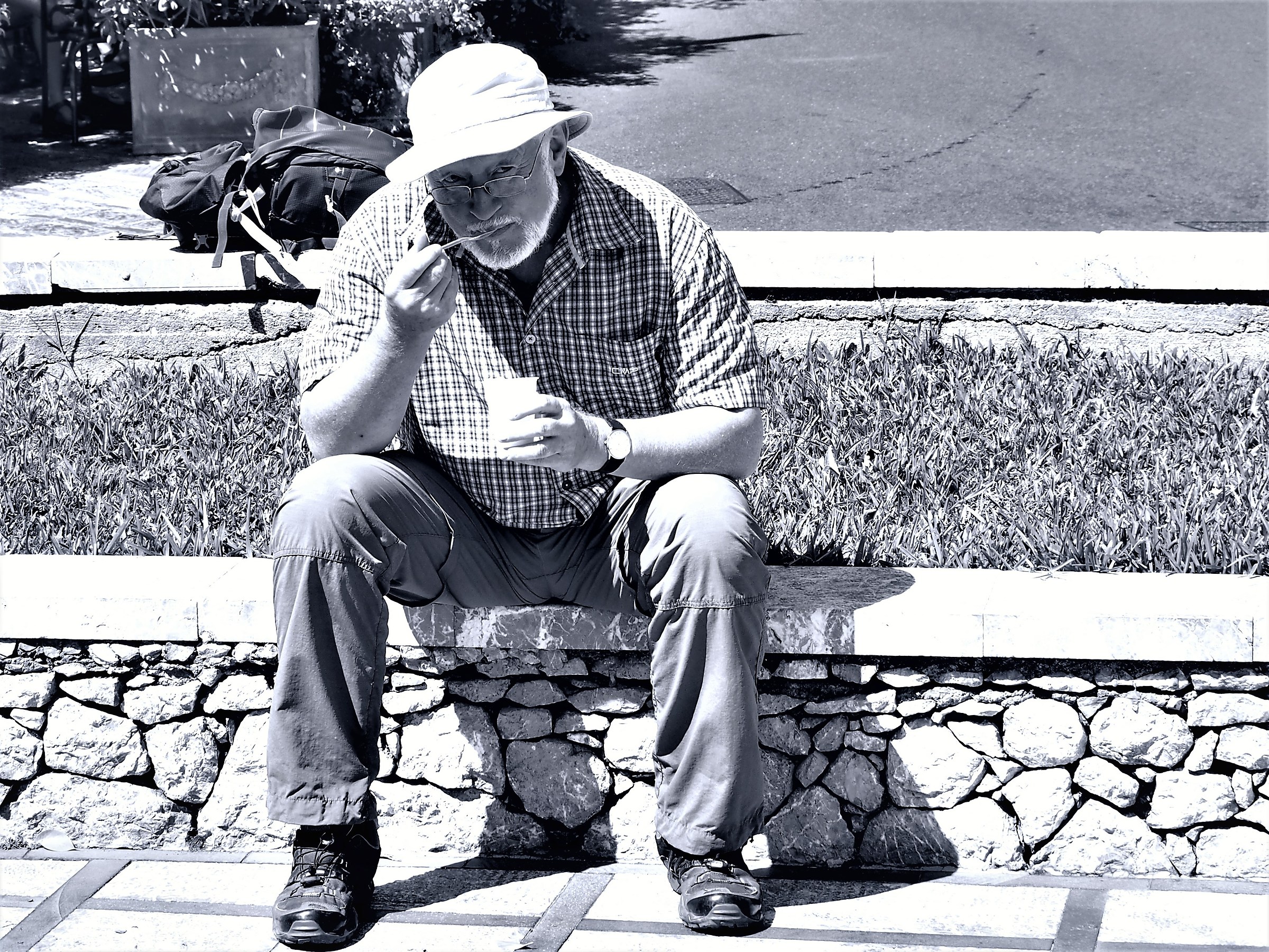 Turista americano in Sicilia. Riposo con granita.