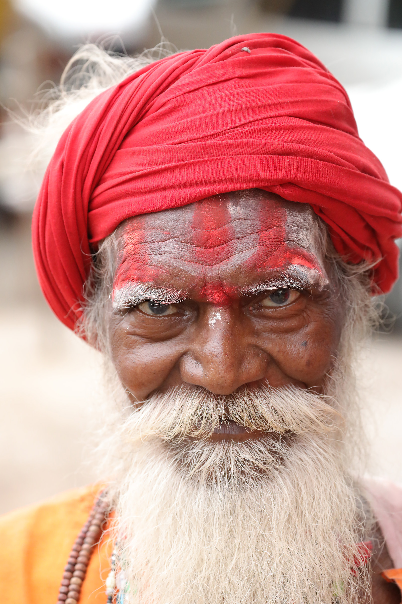 Varanasi... sadhu vicino alla riva del Gange.