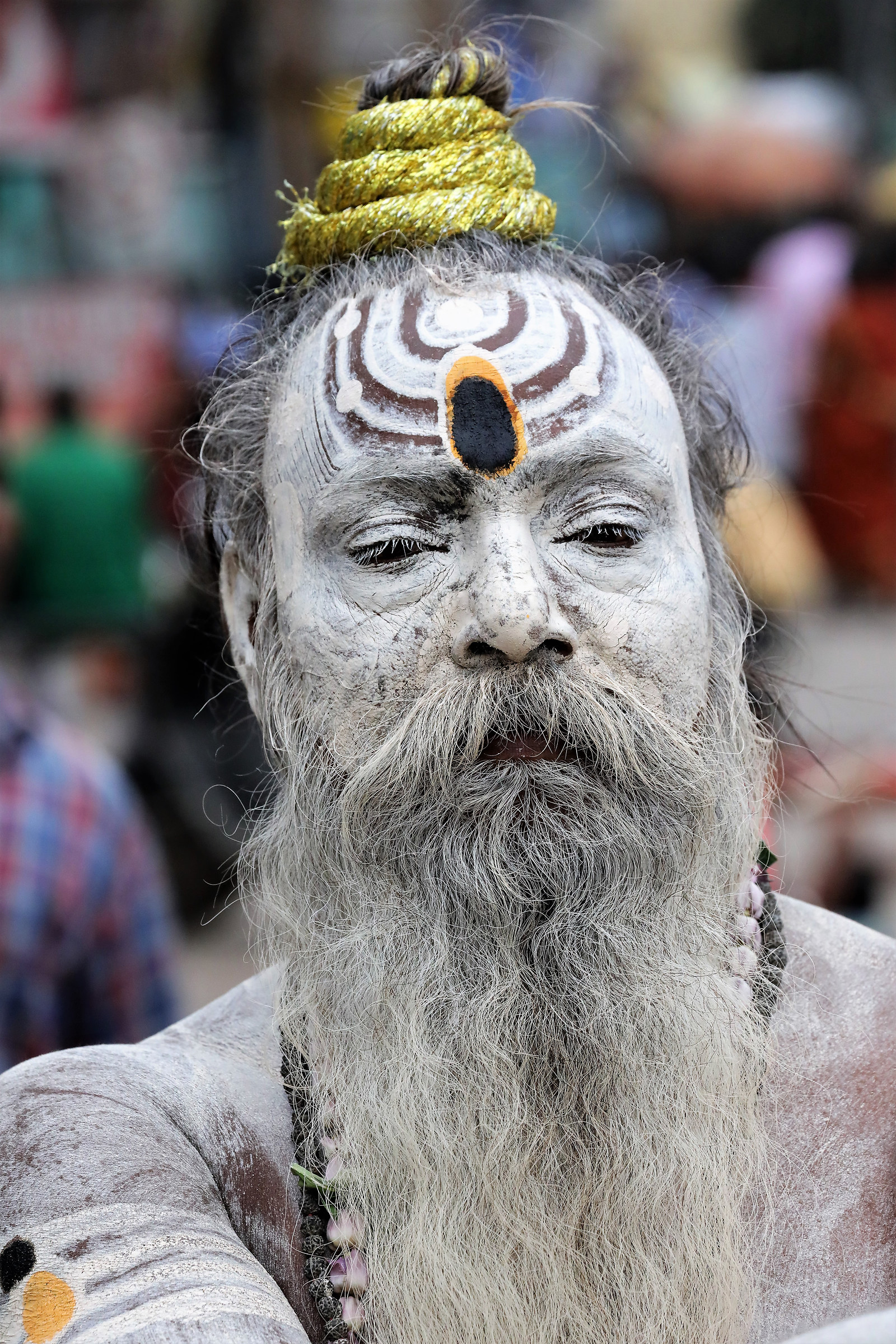 Varanasi... sadhu lungo la via verso la riva del Gange