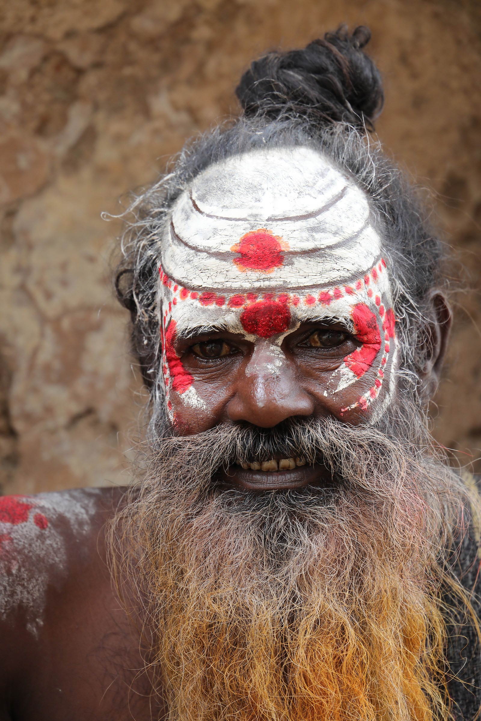 Orchha... sadhu vicino a Laxmi Narayan Temple.