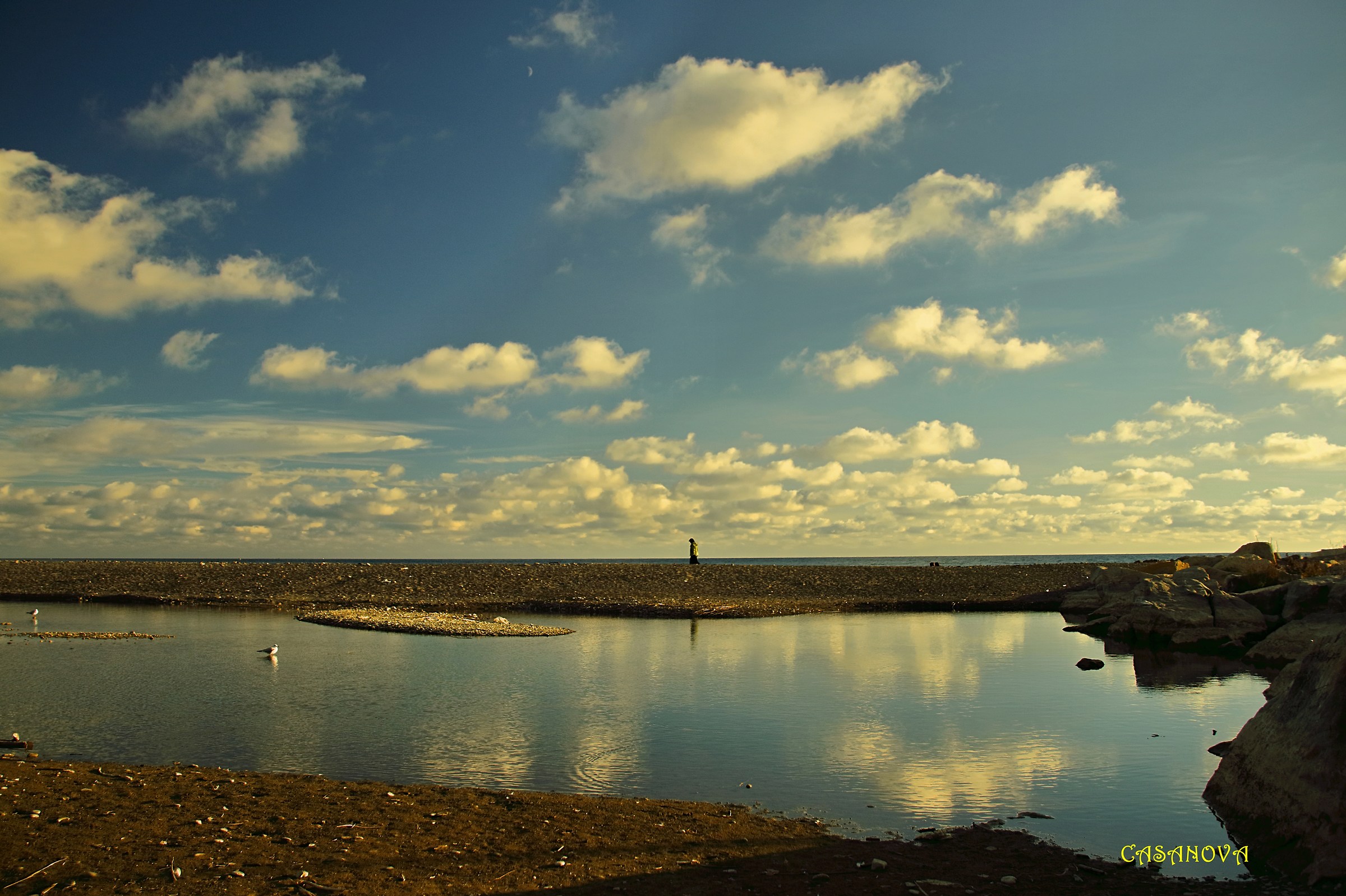 put an evening at sunset while watching the sea ....