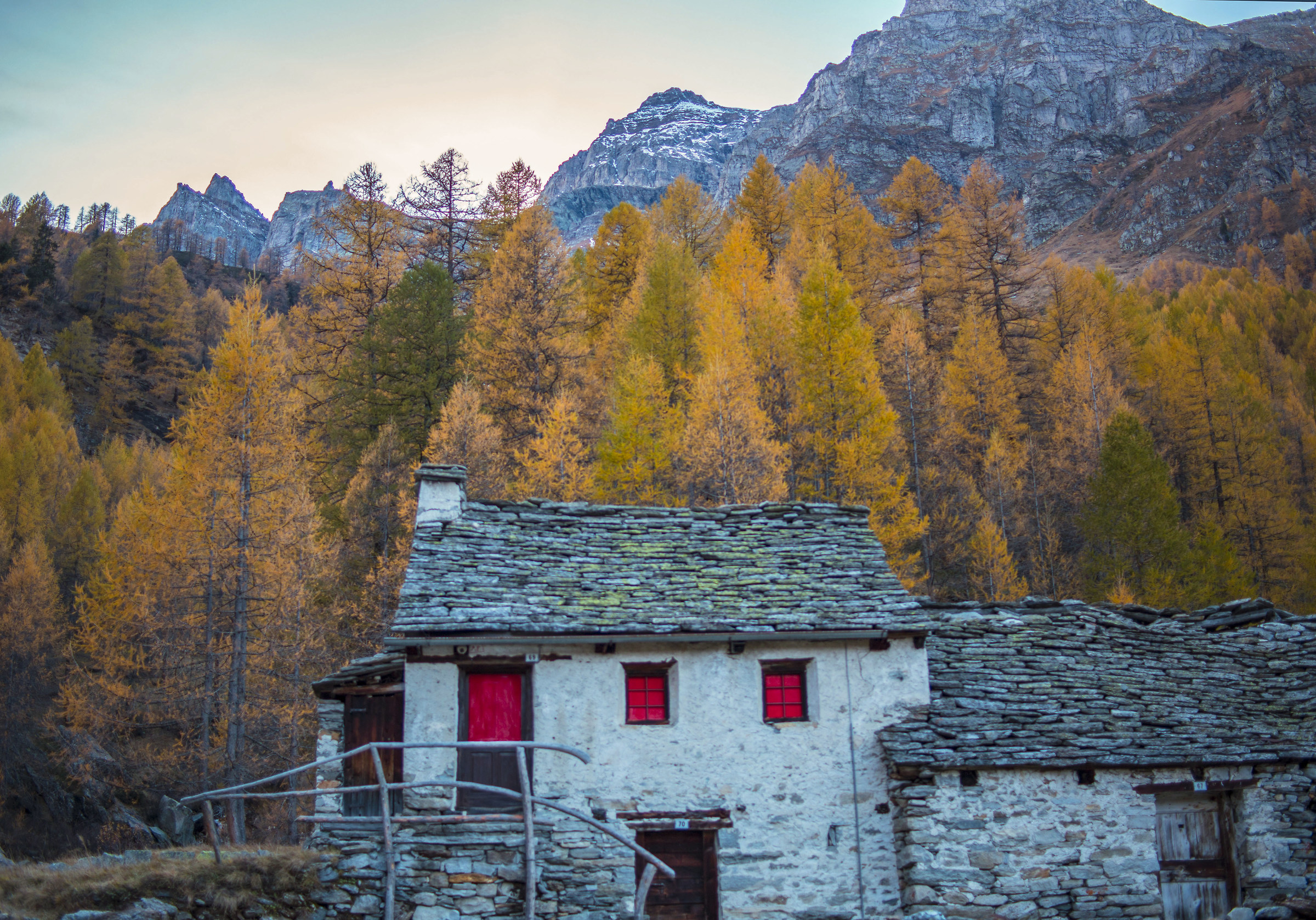 La casa dalle imposte rosse