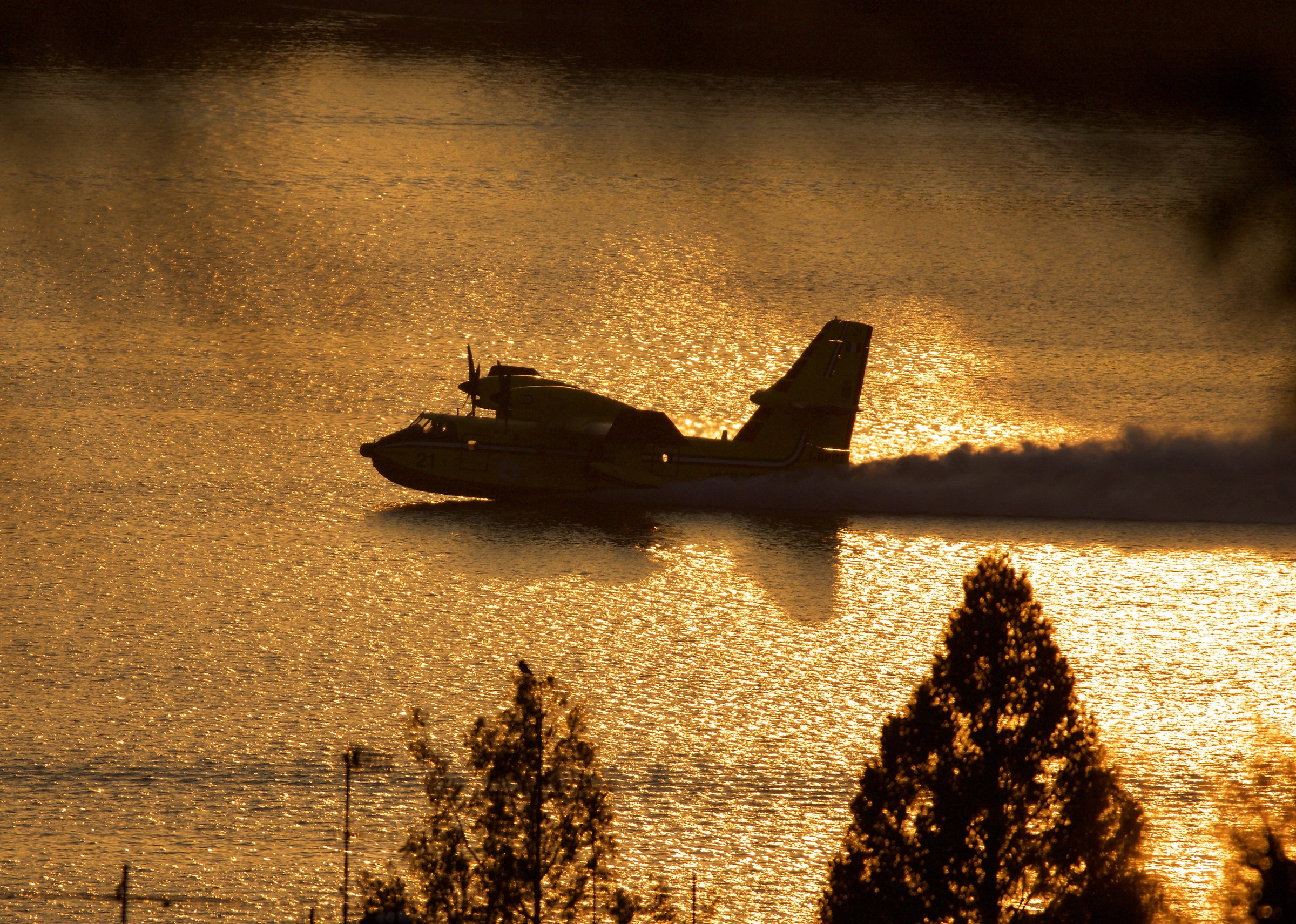 canadair al lavoro sul lago di varese.....