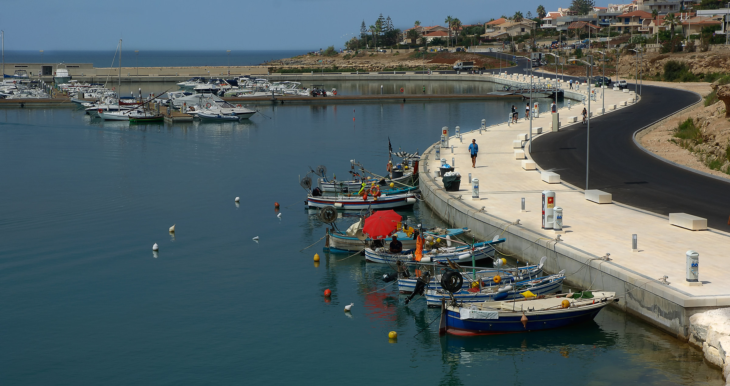 Al di là del porto c'è solo l'ampio ma...
