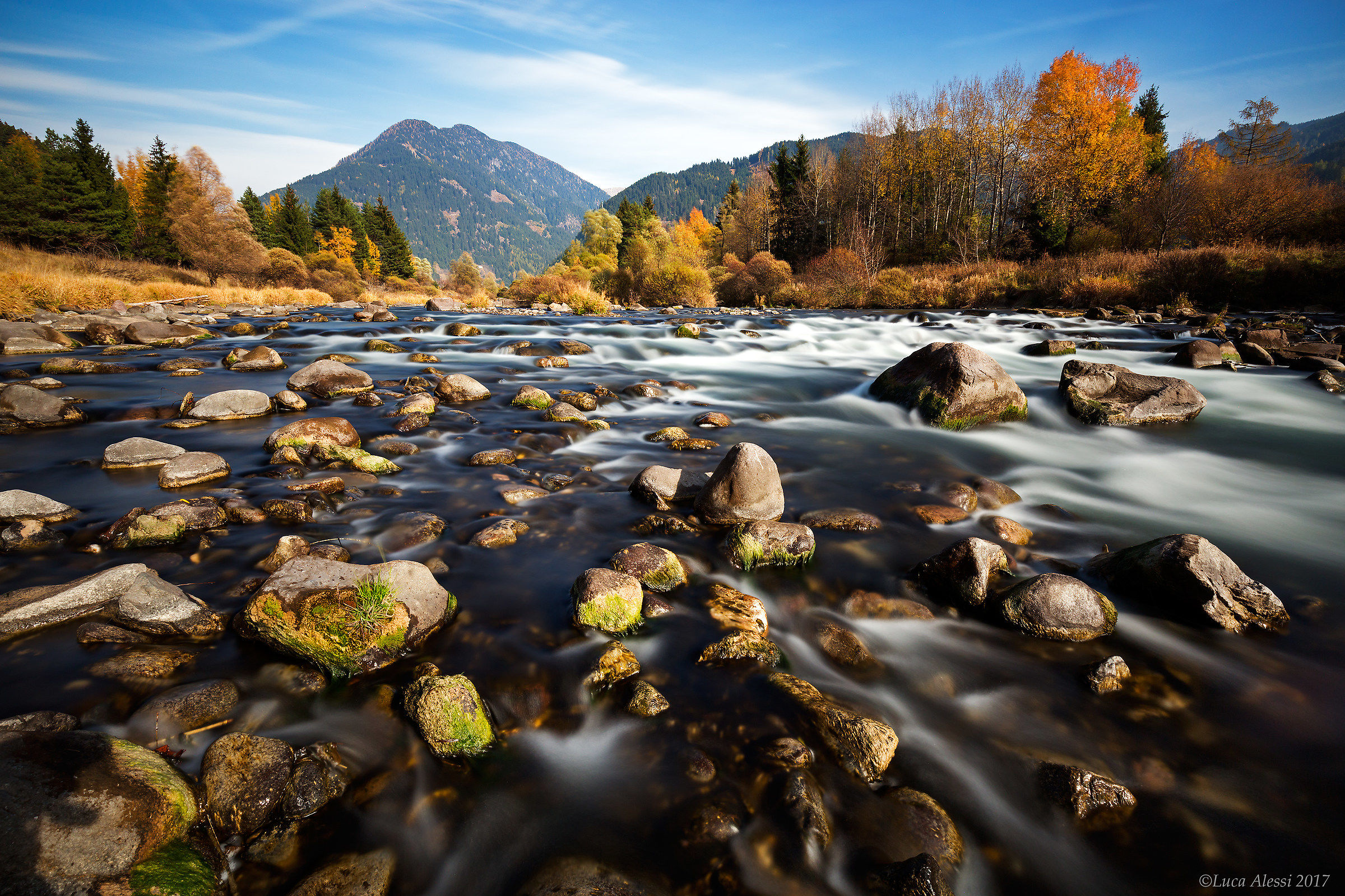 Autumn flows under my eyes