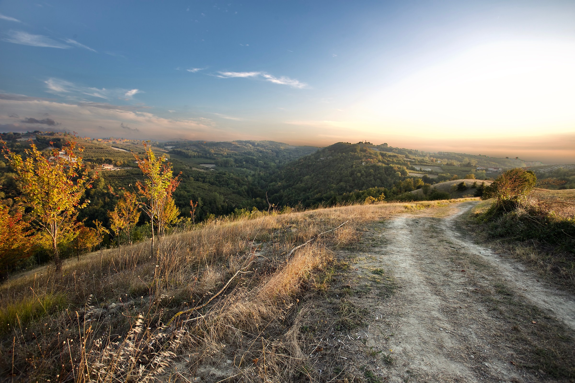 Ultima luce sul bricco Erbafresca (Benevello)