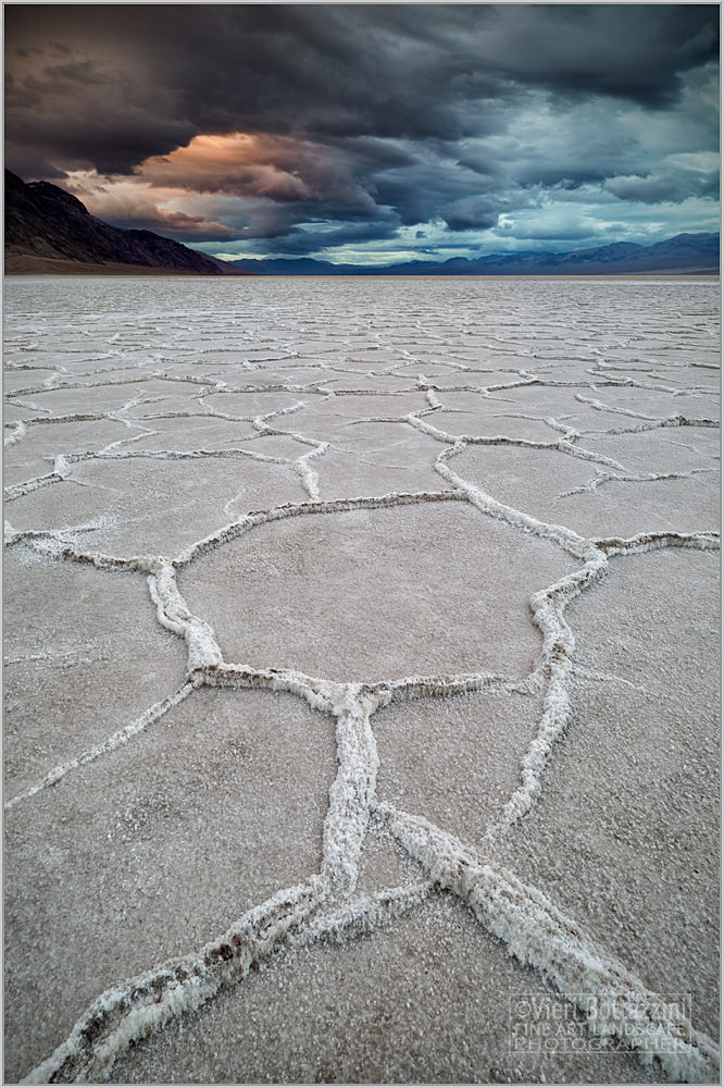 Alba tempestosa a Badwater, Death Valley