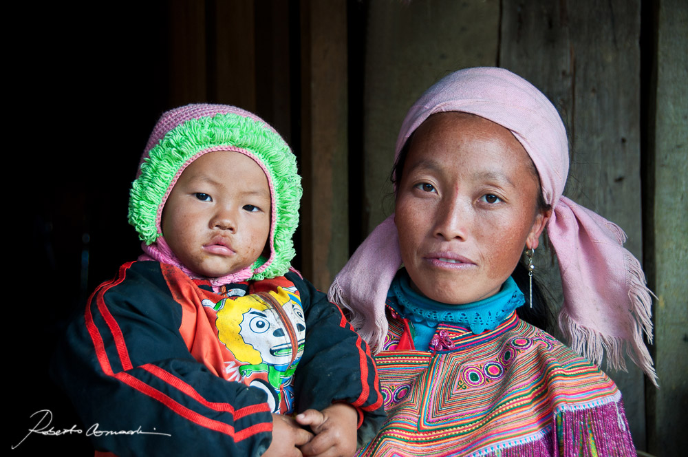 Hoa H'mong women and kids