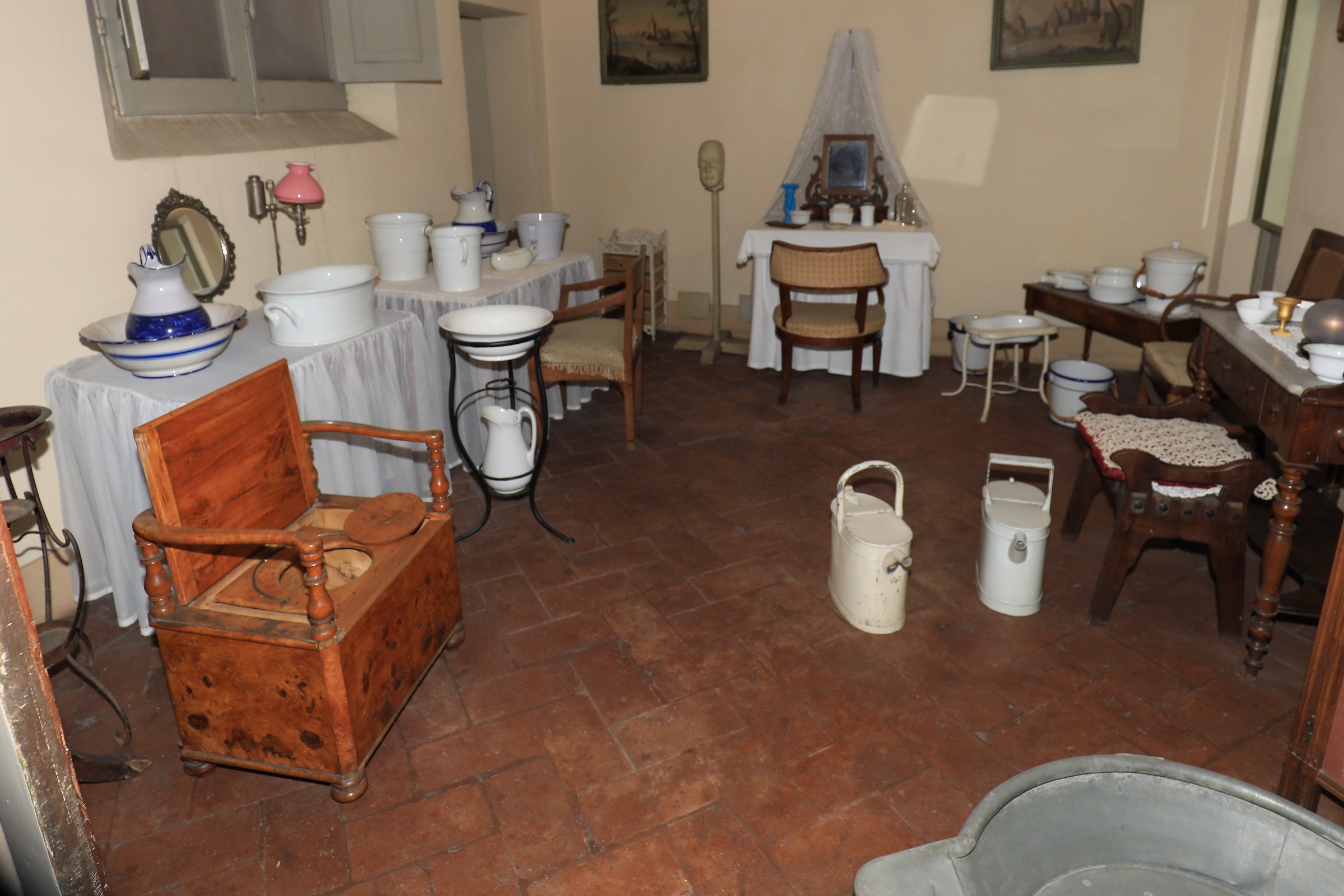 Imola Palazzo Tozzoni, toilets