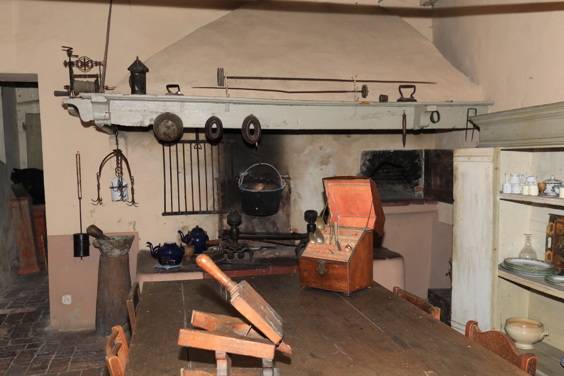 Imola Palazzo Tozzoni, kitchen