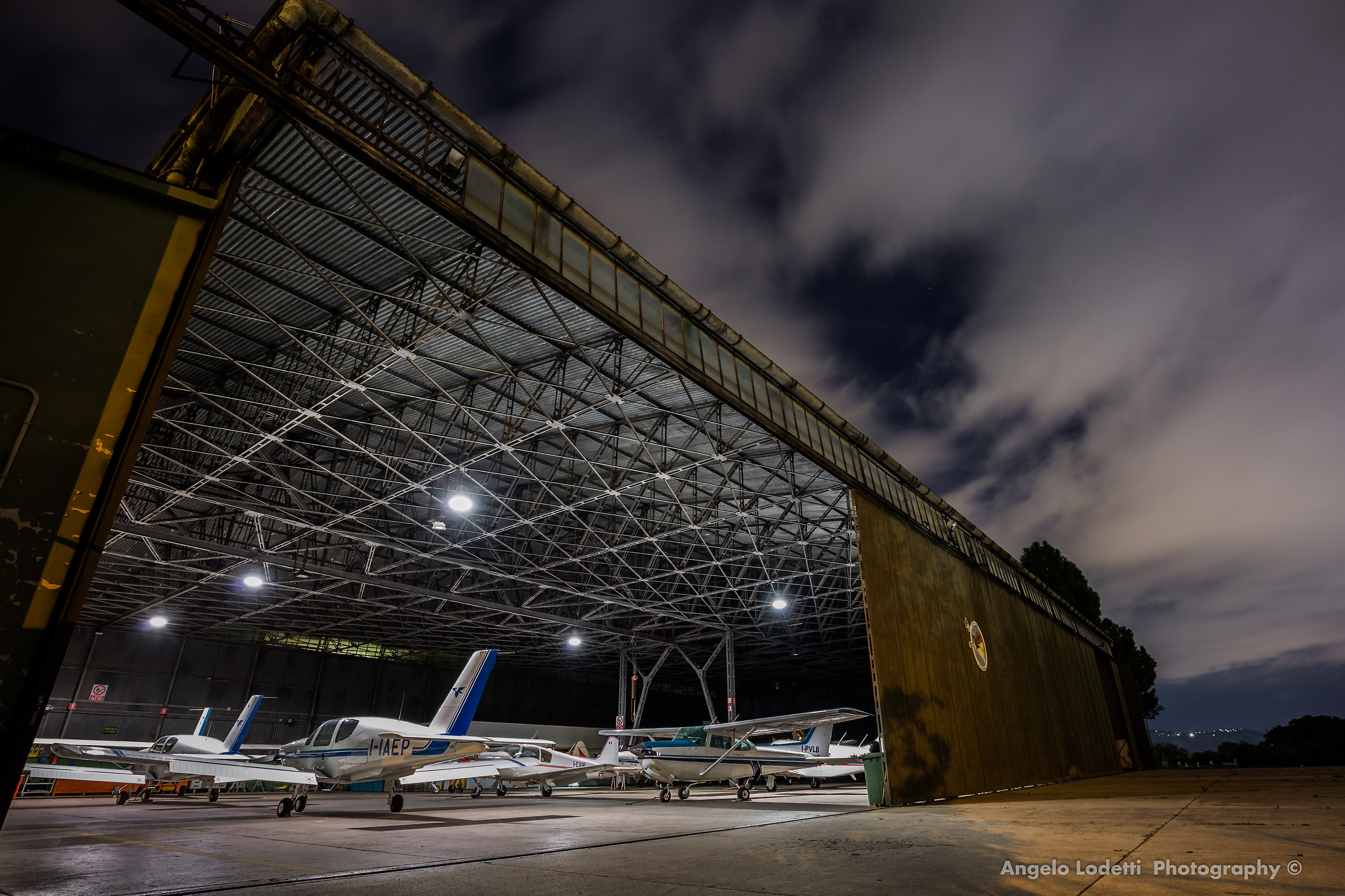 Hangar al crepuscolo