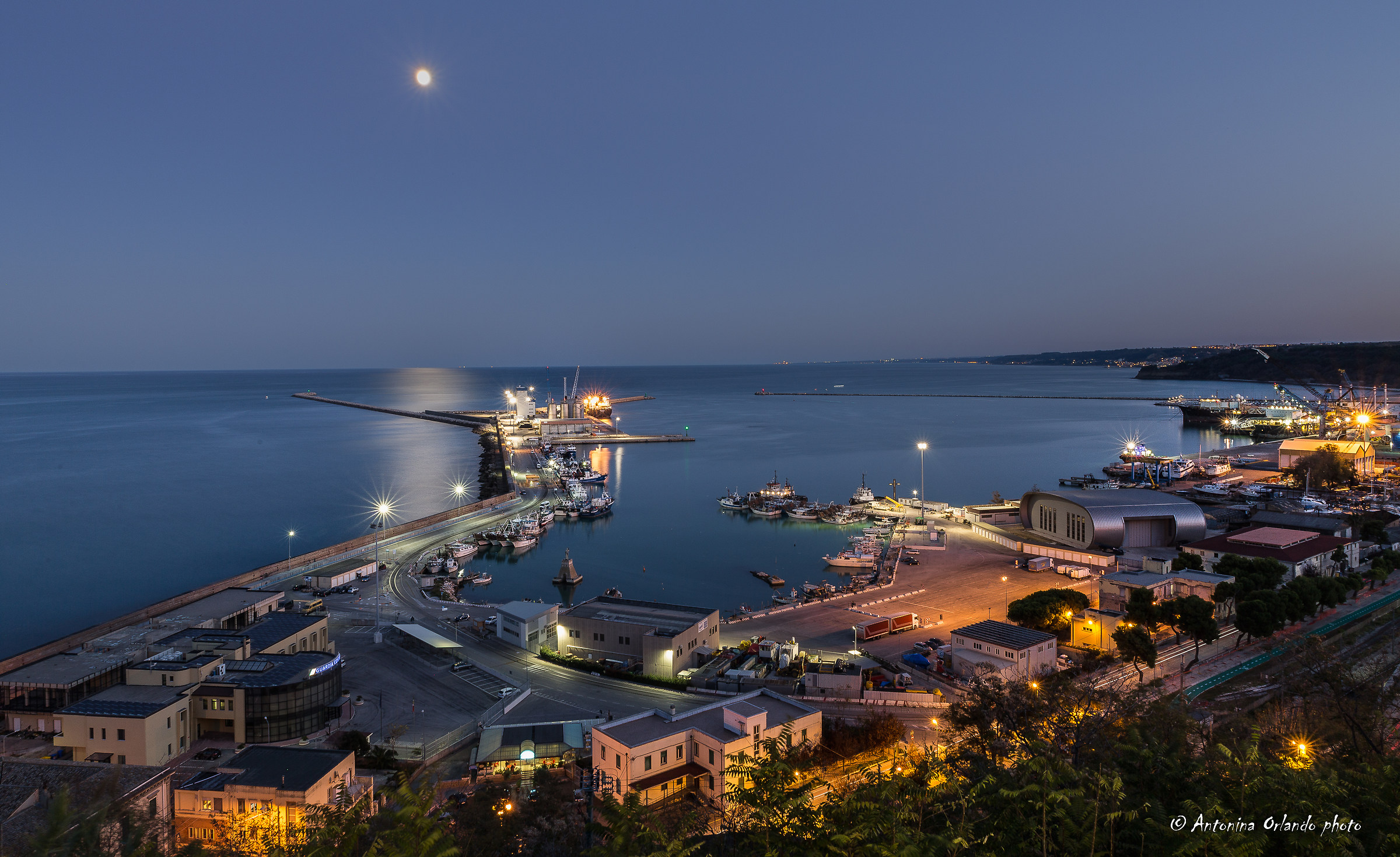 La calma della sera al chiaro di luna .