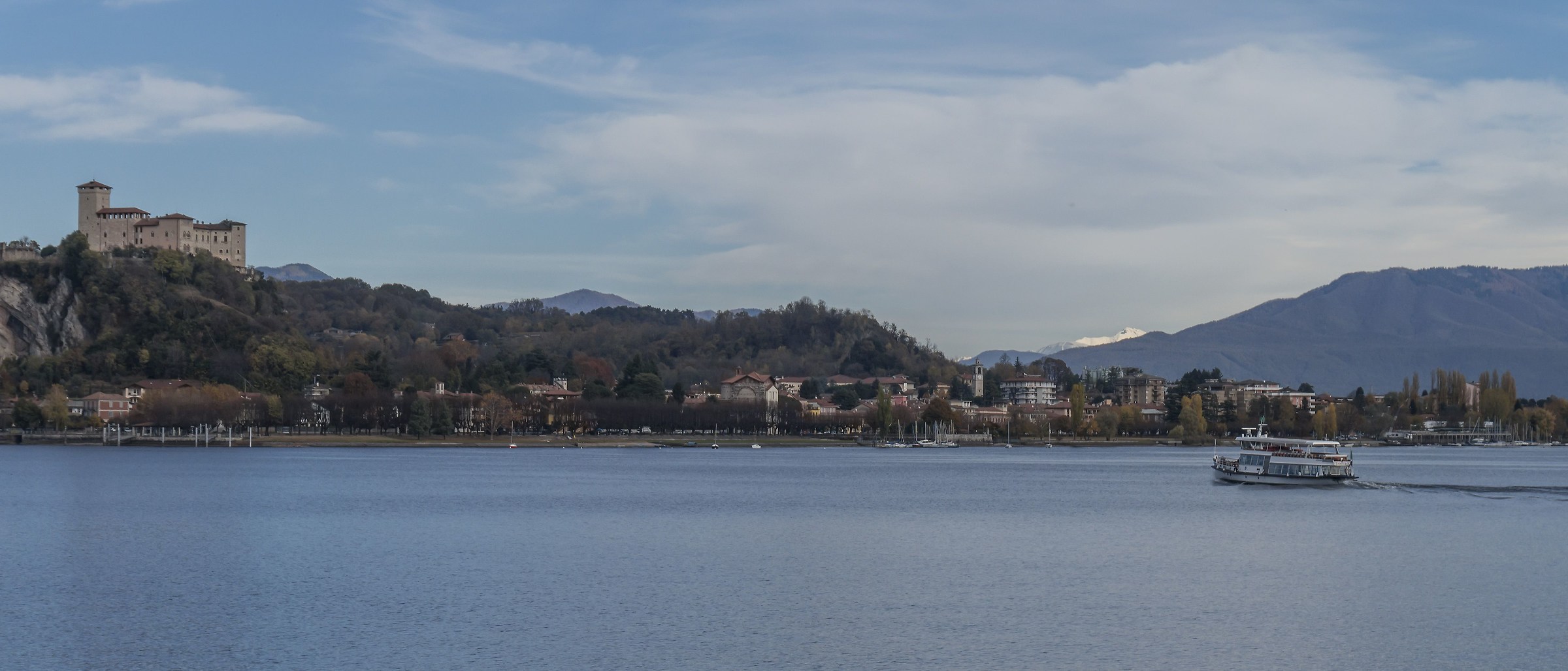 Angera vista dal Lungolago di Arona