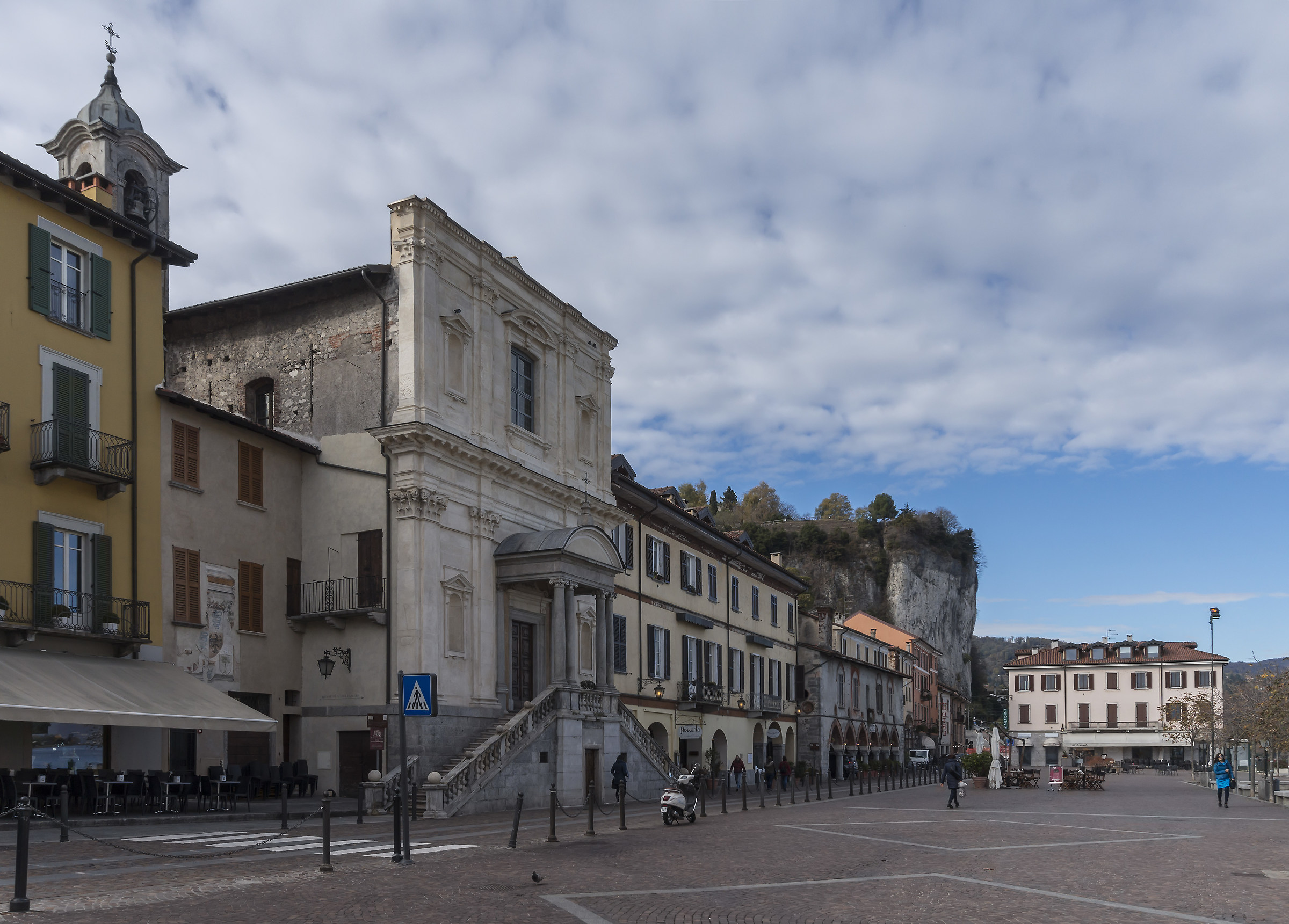 Arona - Piazza del Pololo