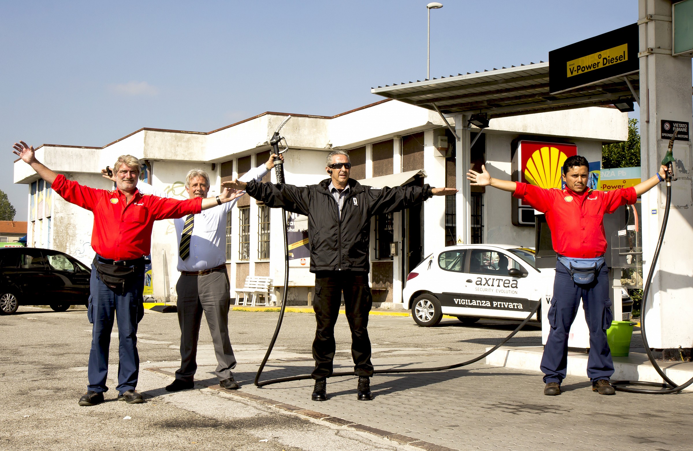 amici Juzzzini a far benzina