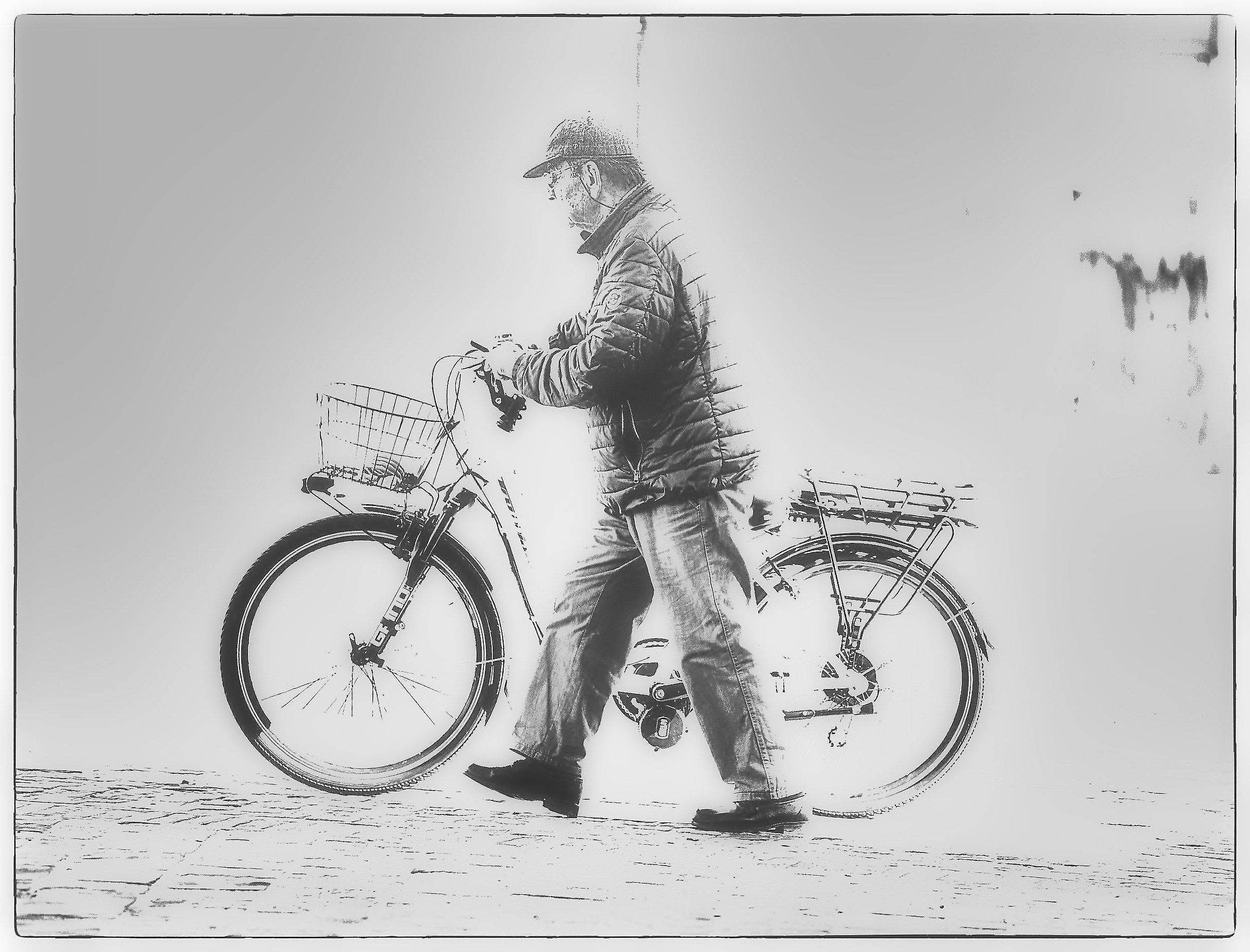 The bicycle with assisted pedal