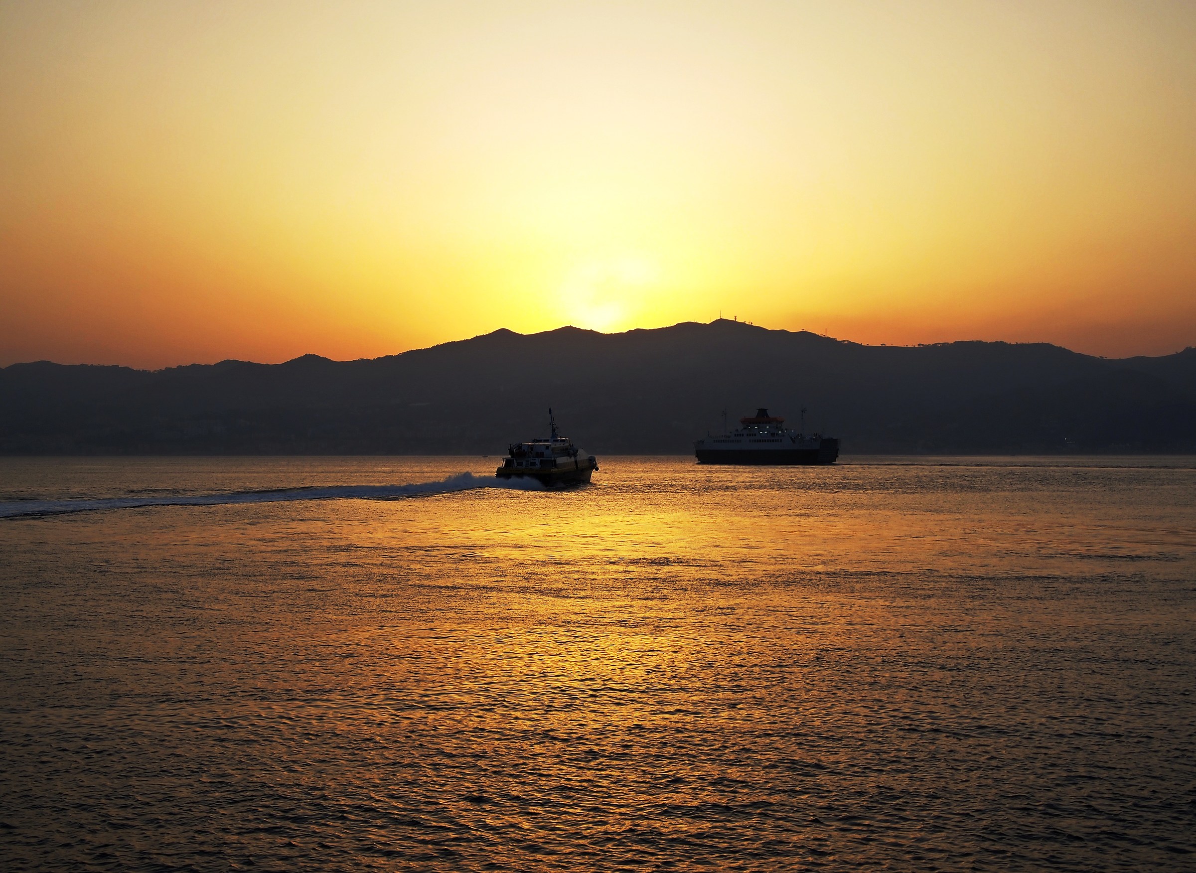 Al tramonto nello stretto