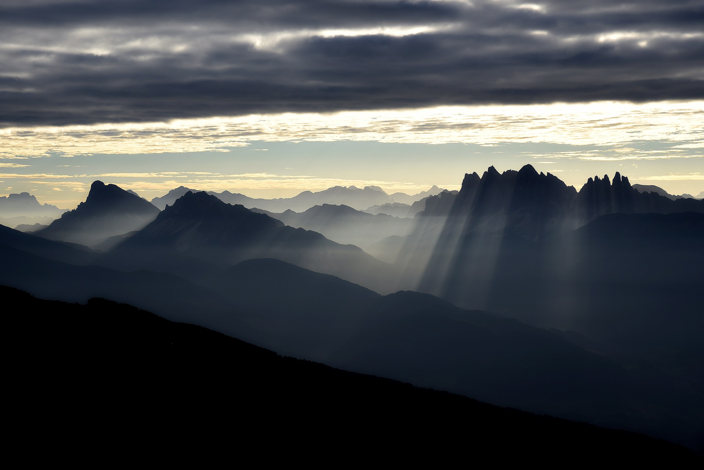 Intrecci di cime dolomitiche e luce