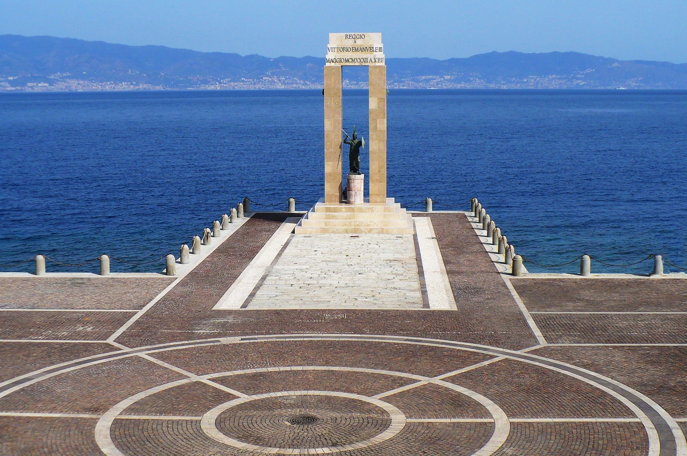 Reggio e sullo sfondo Messina