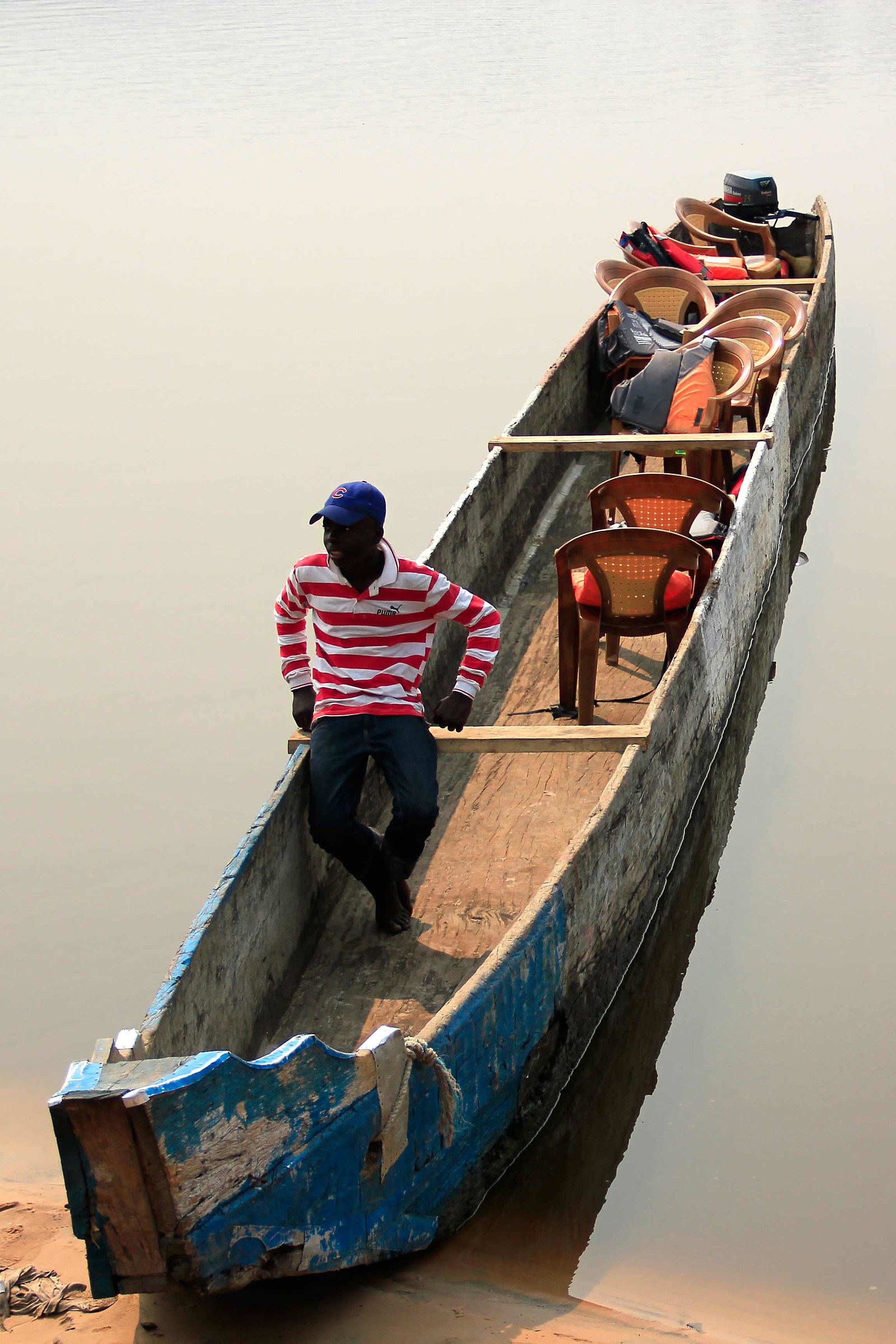 Piroga sul fiume congo