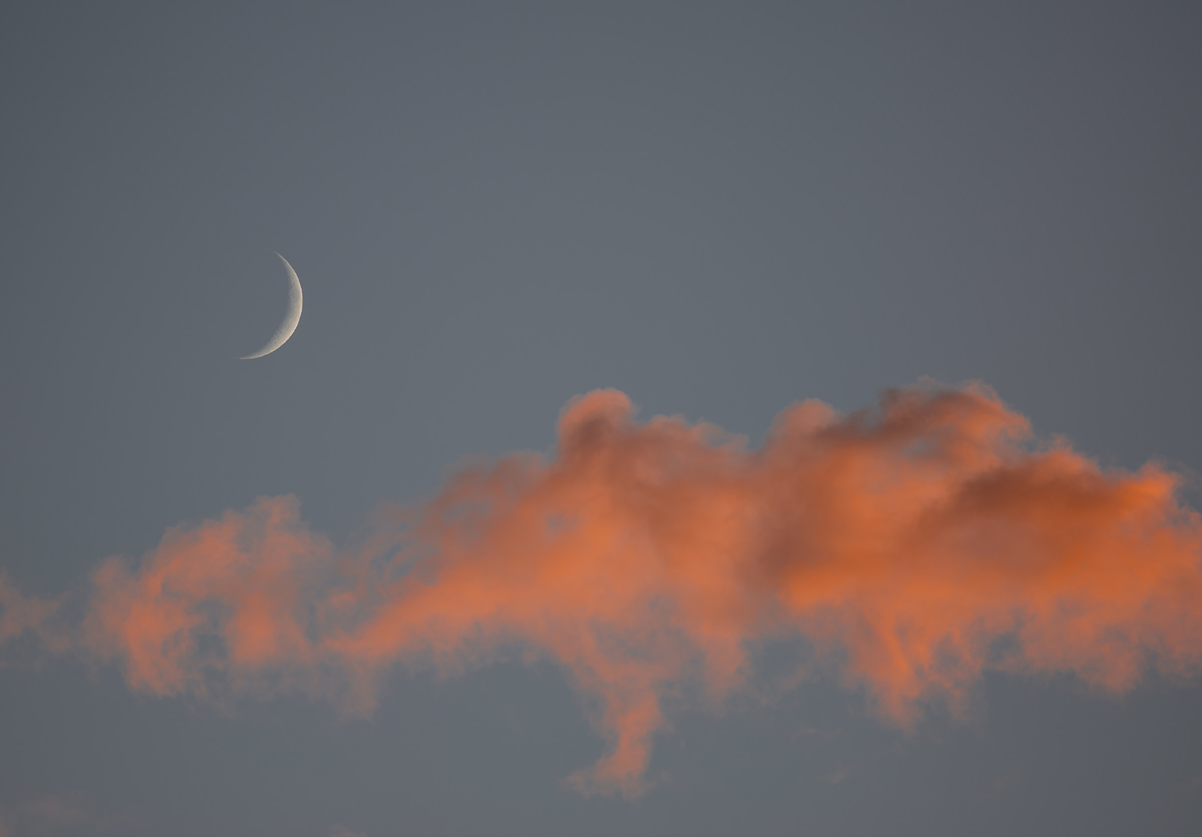 la luna saluta le amiche nuvole