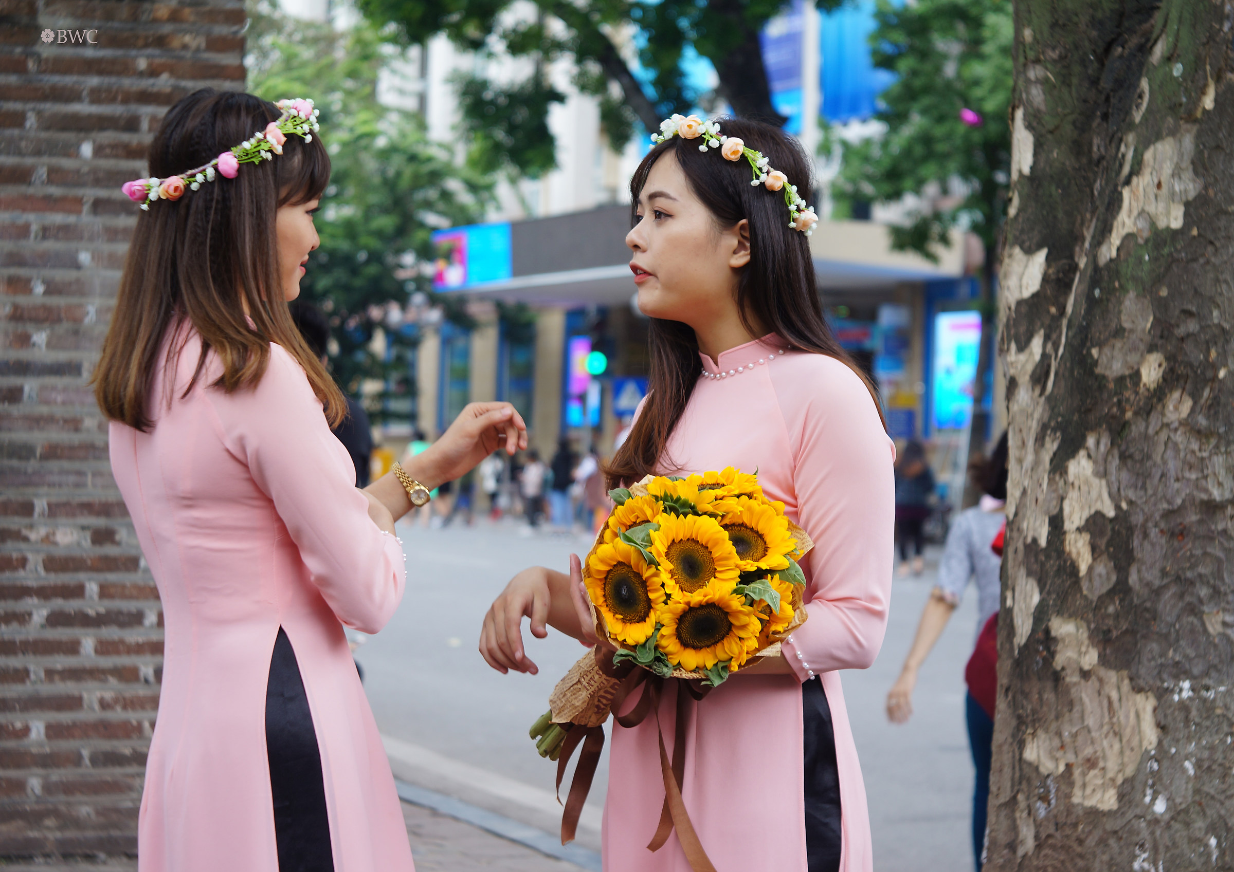 Due modelli amatoriali mostrando spento sul marciapiede