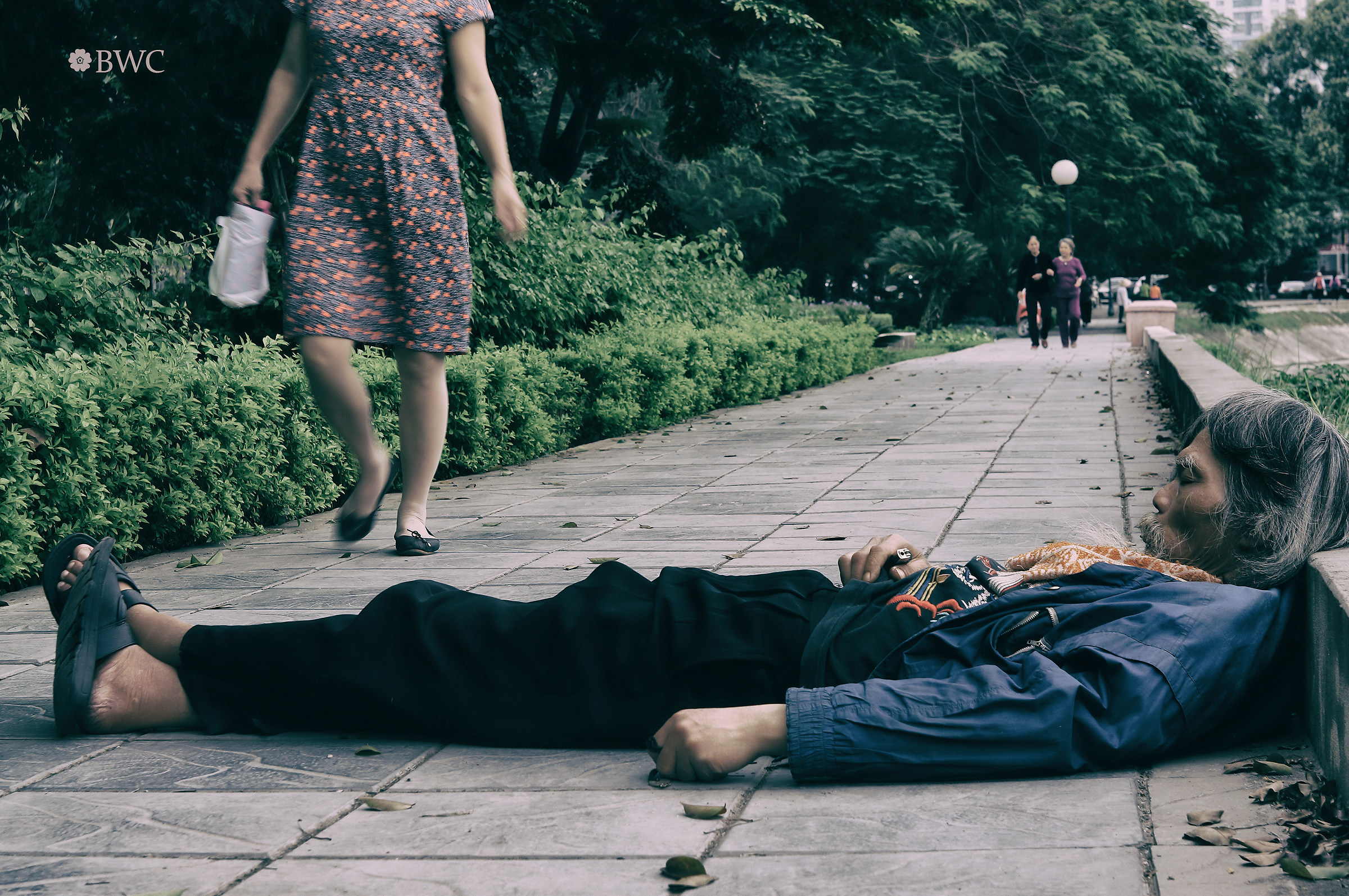 Ragazzo Cattivo In Bere Felice E Fumare