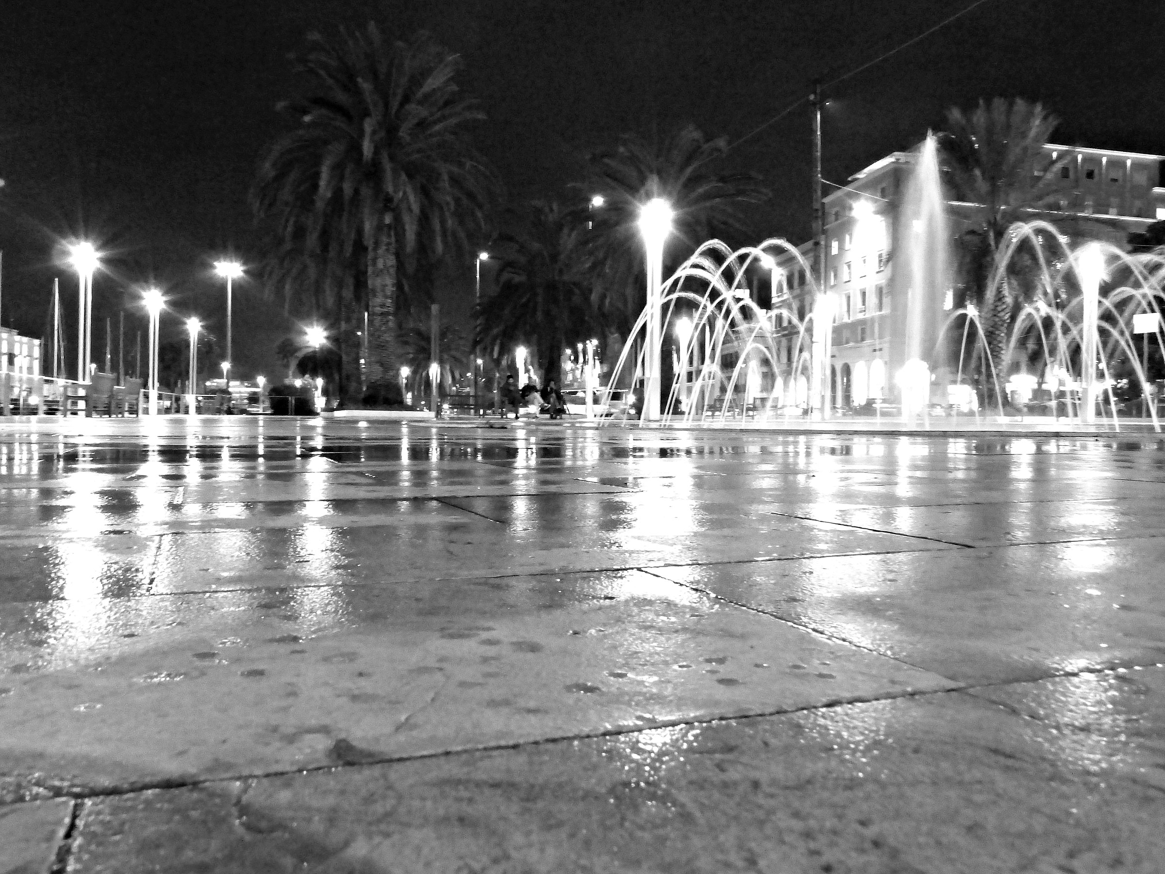 a passeggio sotto la pioggia