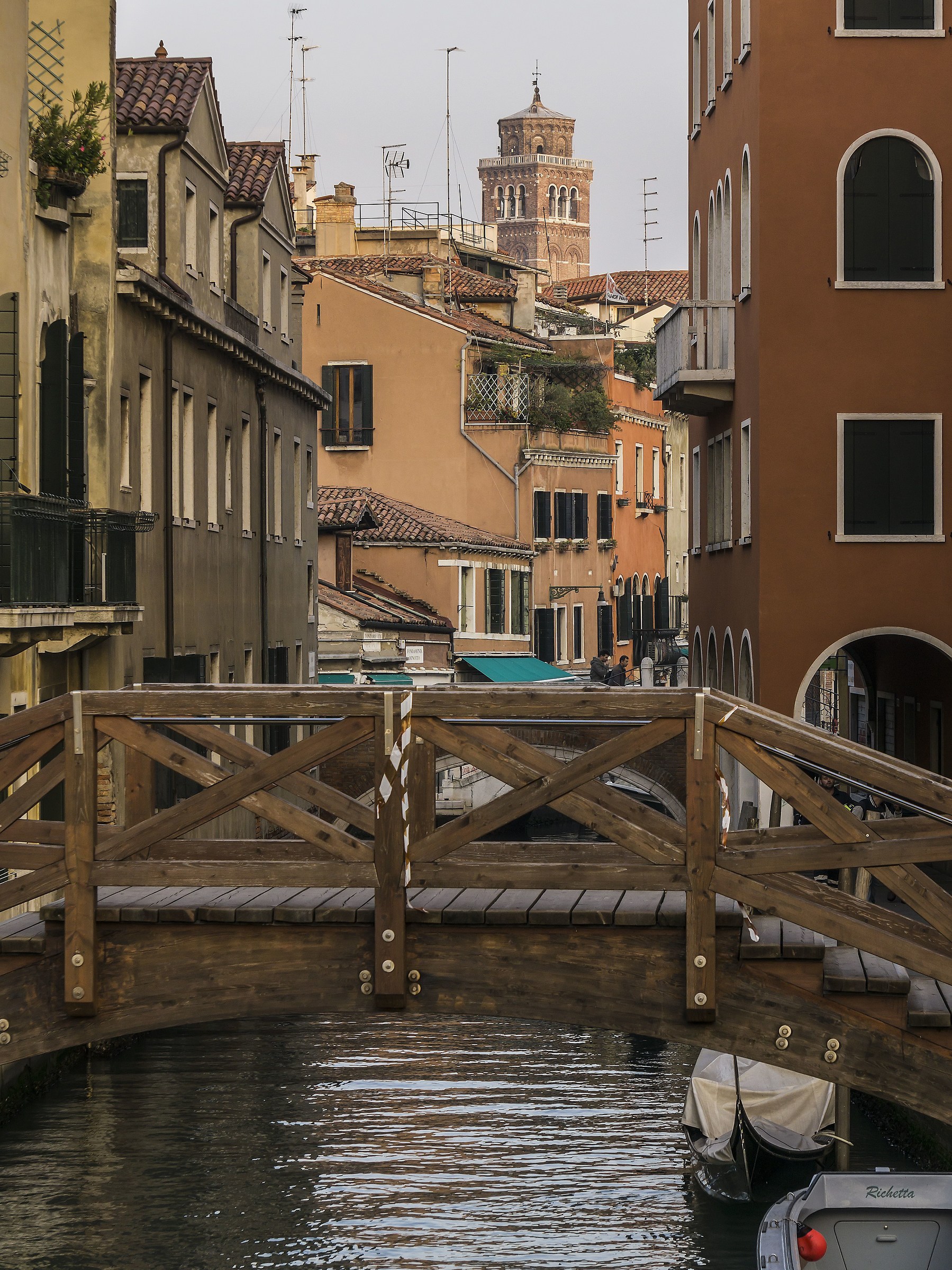 Rio del Magazen and the bell tower of the Frari - 3
