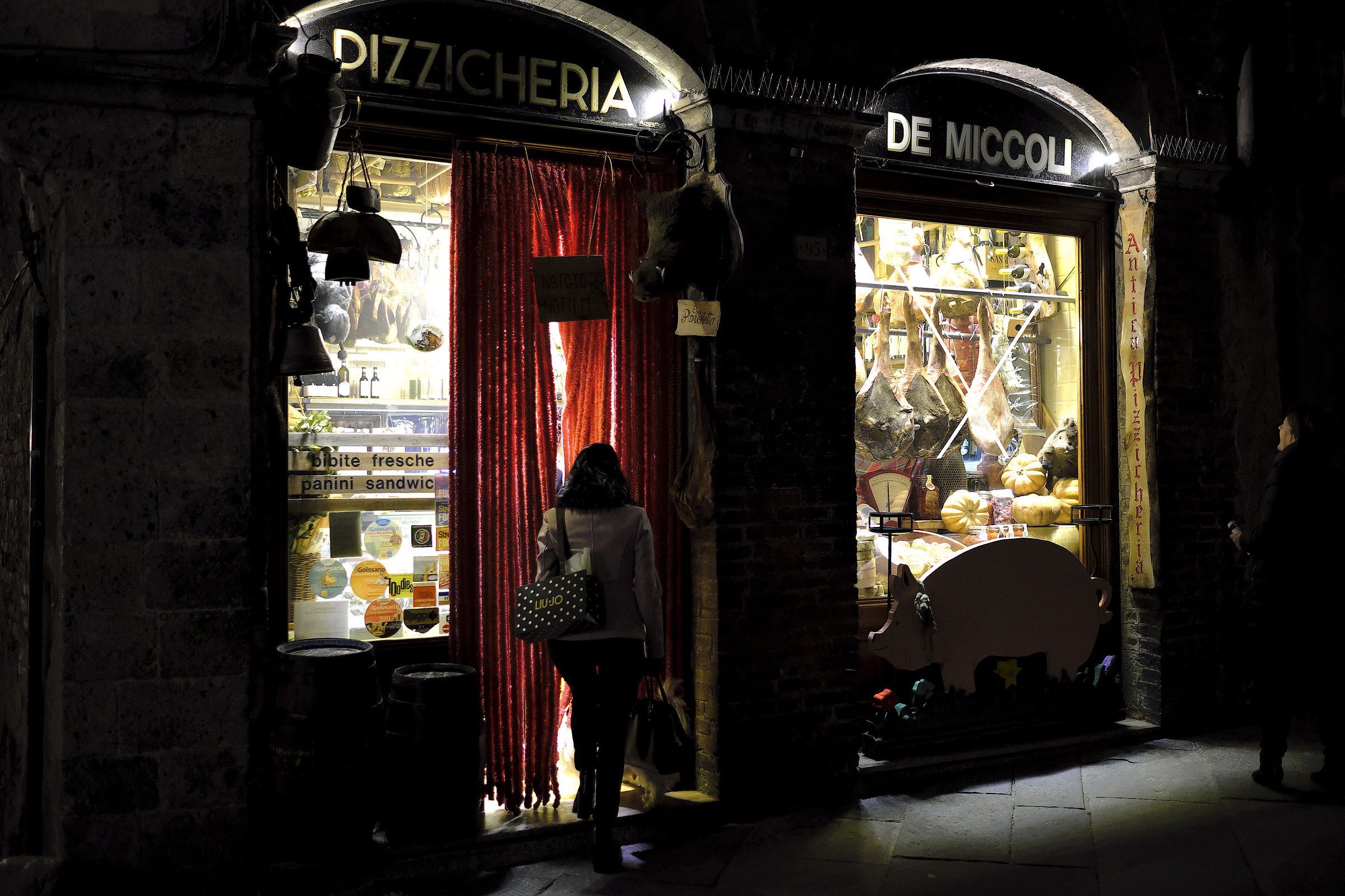 In Late Evening Pizzeria