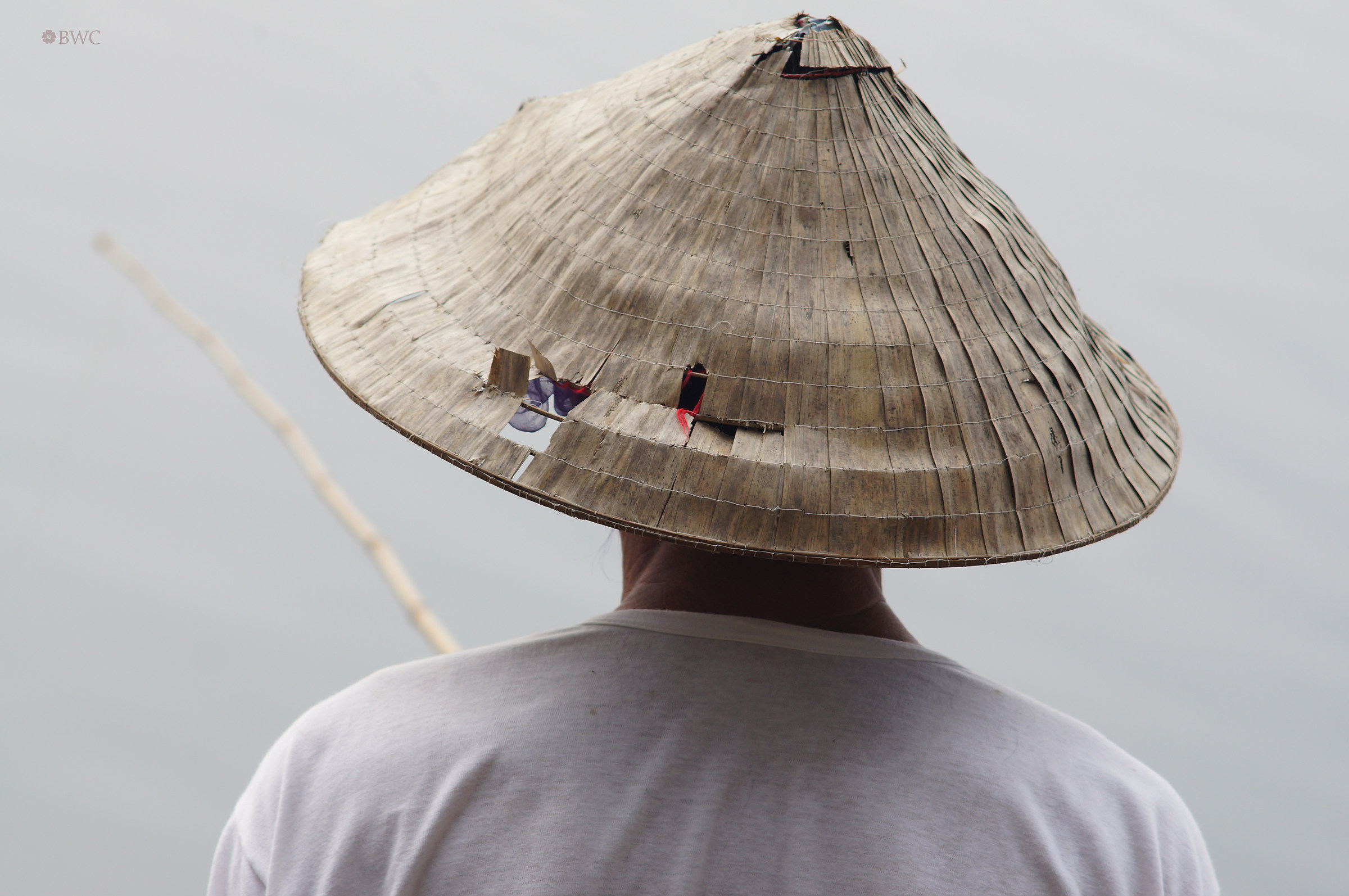 Uomo In Cappello Tradizionale Illegally Pesca