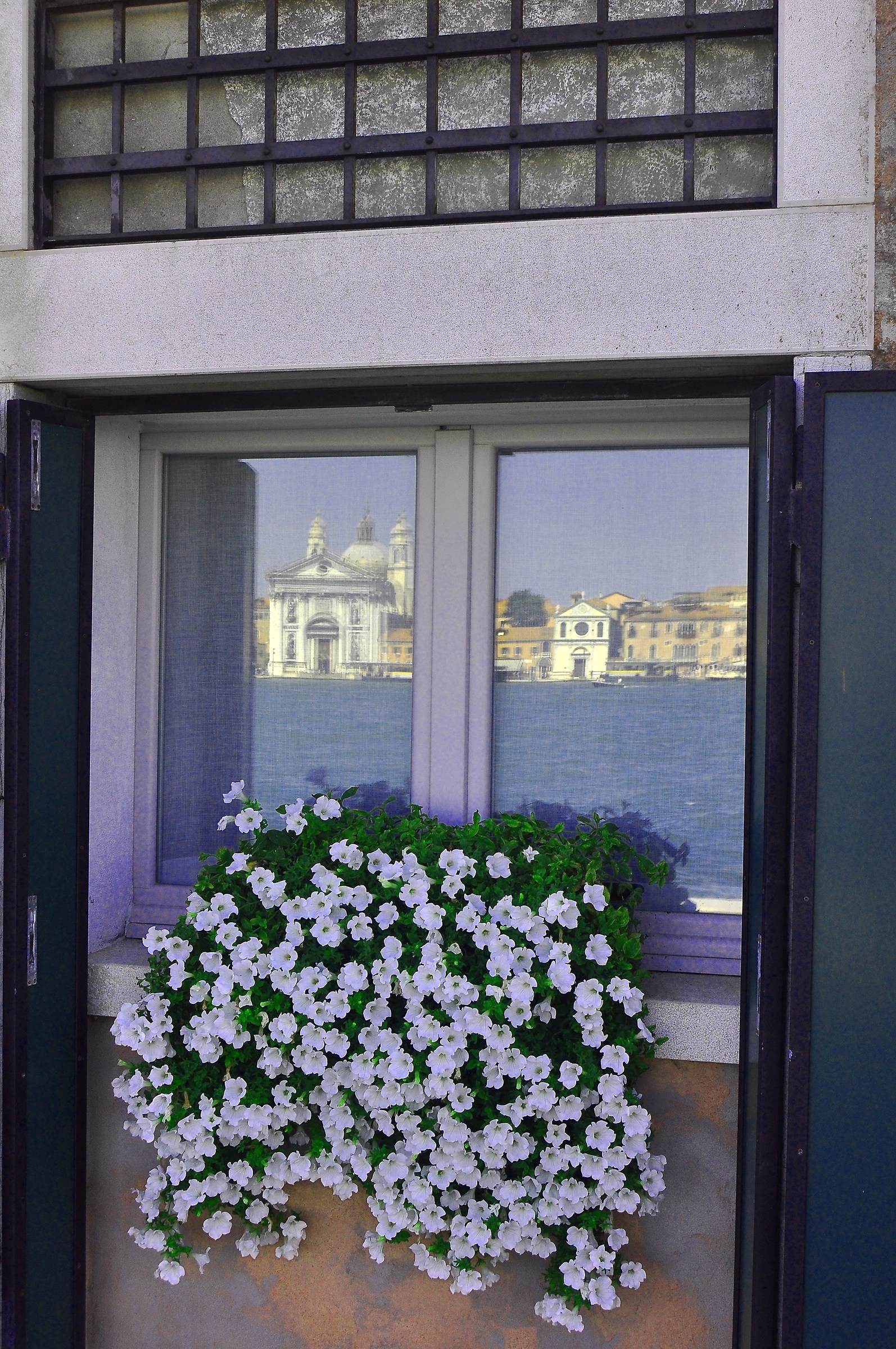 attraverso una cornice 1