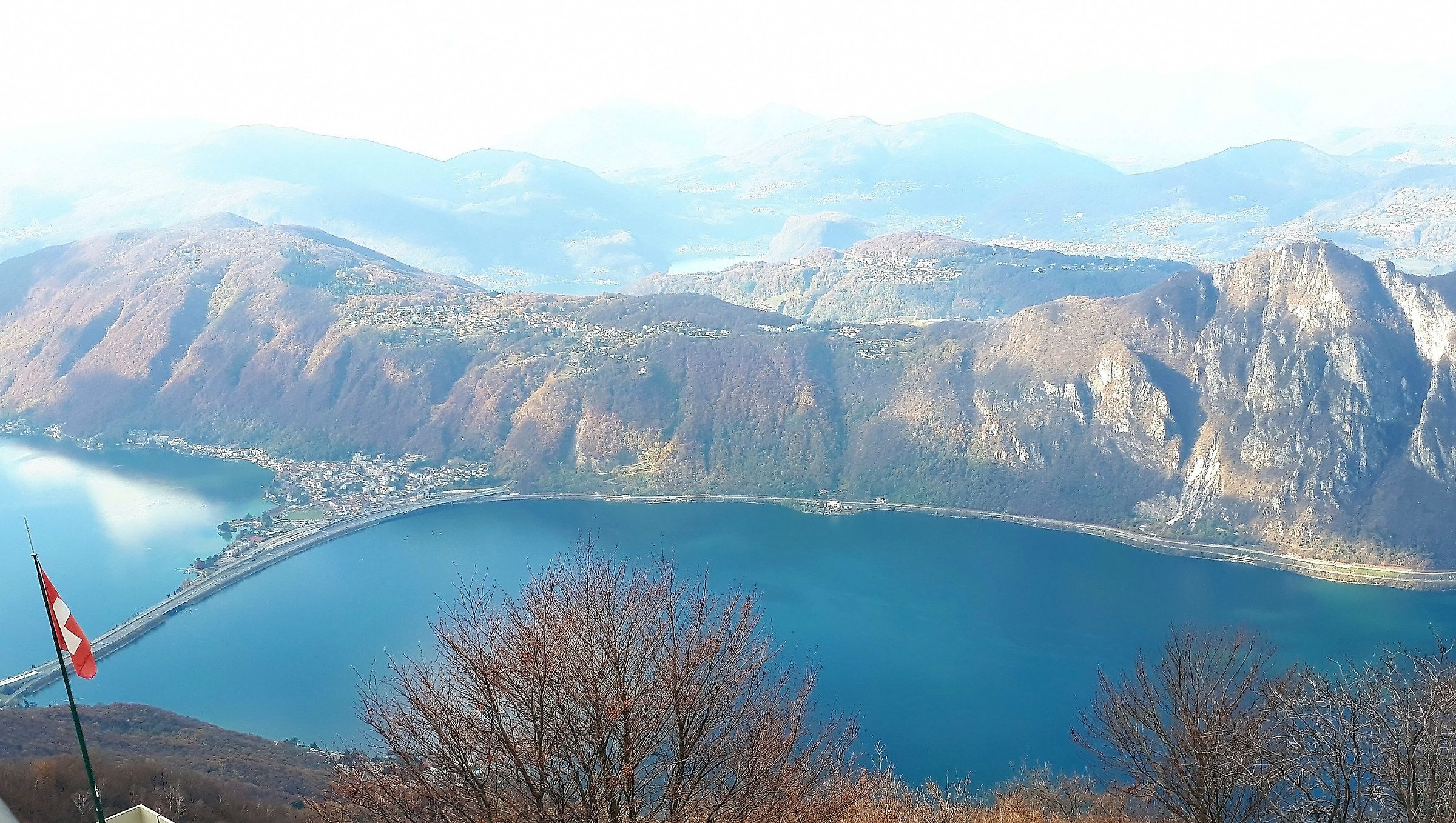 panoranica di Melide (Svizzera ) e lago di Lugano