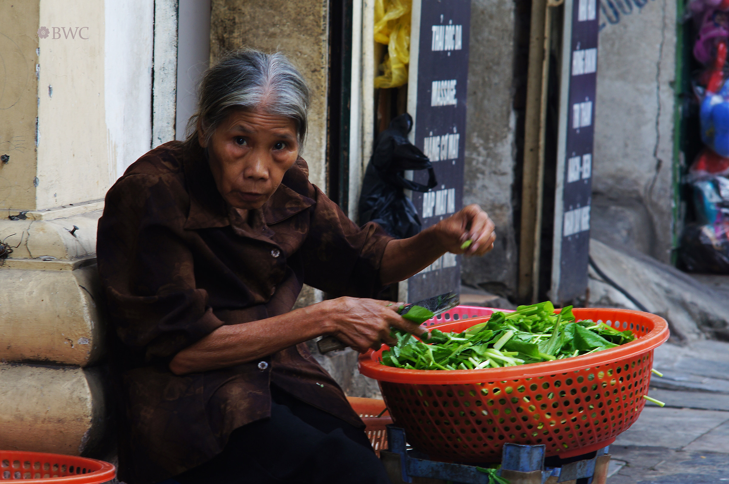 Nonna che fissa al fotografo