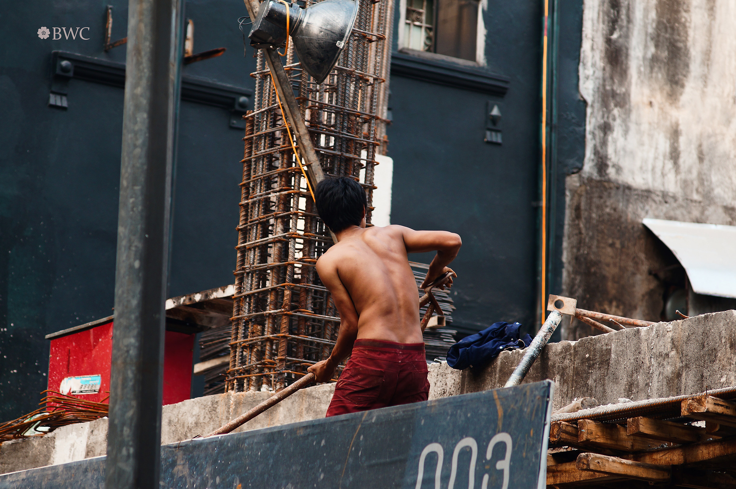 Young Guy Working With No Glove No Helmet And No Shirt