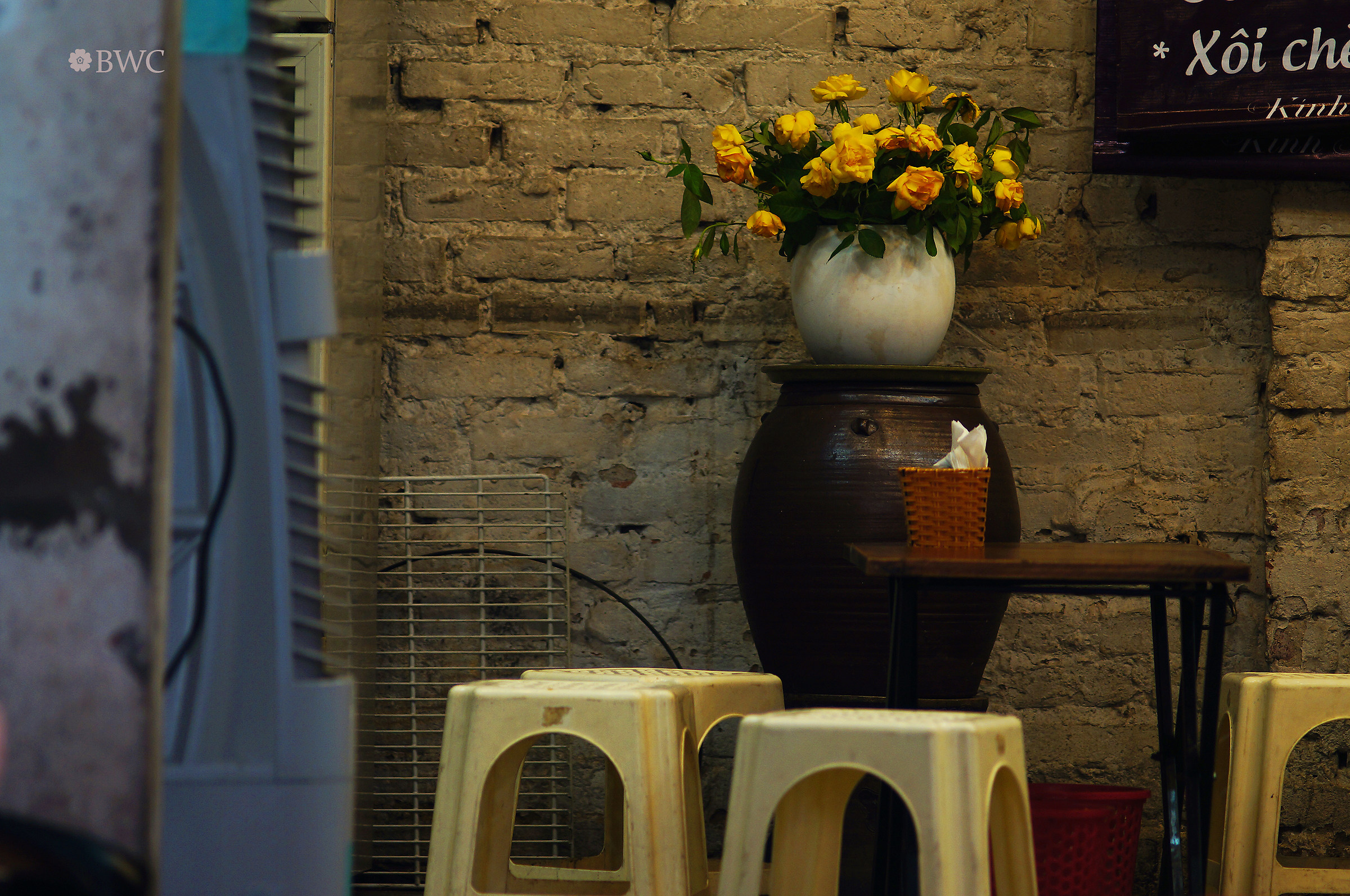 Bar notturna con nessun ospite a Hanoi Vietnam