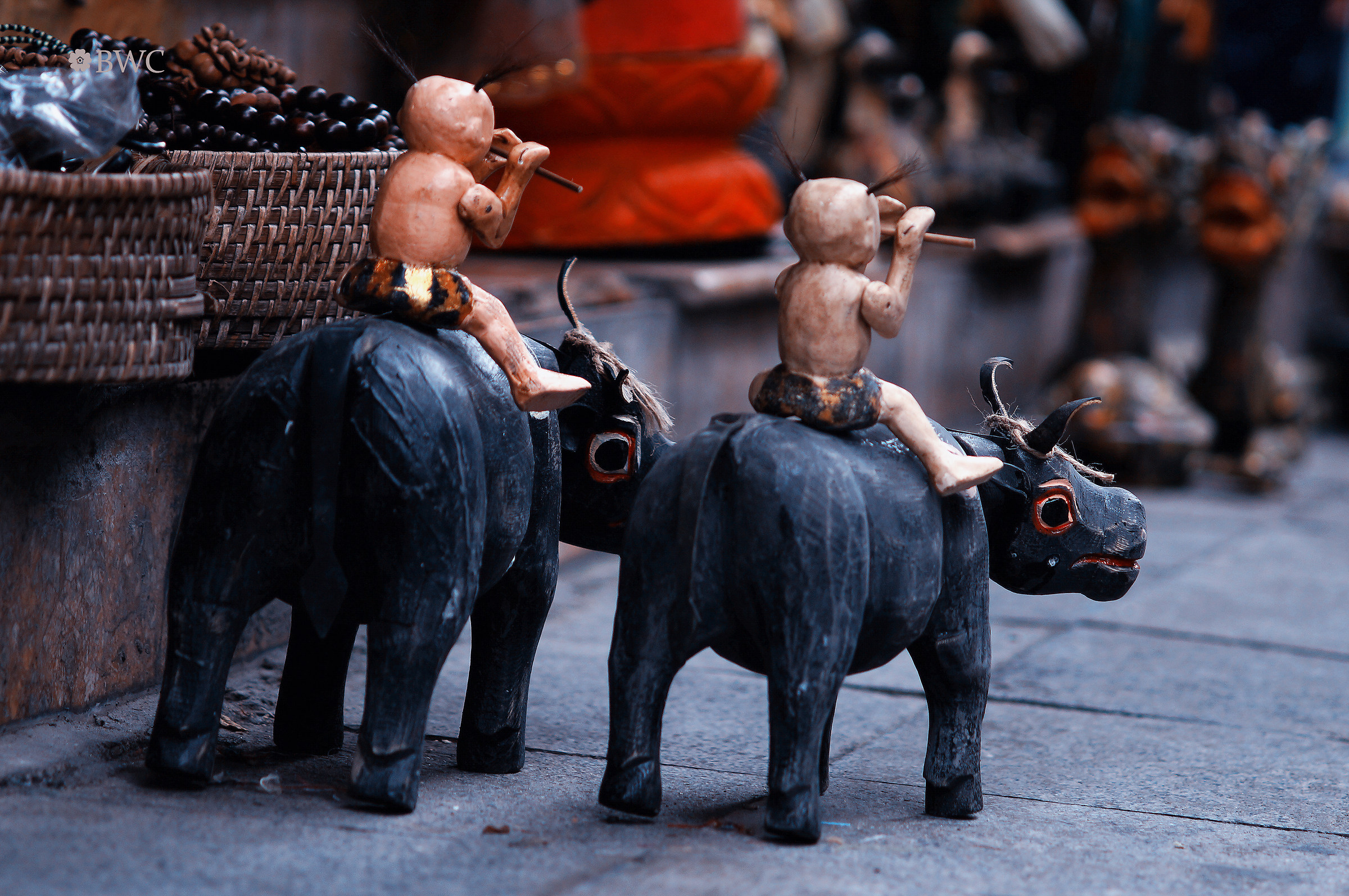 Piccole statue tradizionali per le vendite sul marciapiede