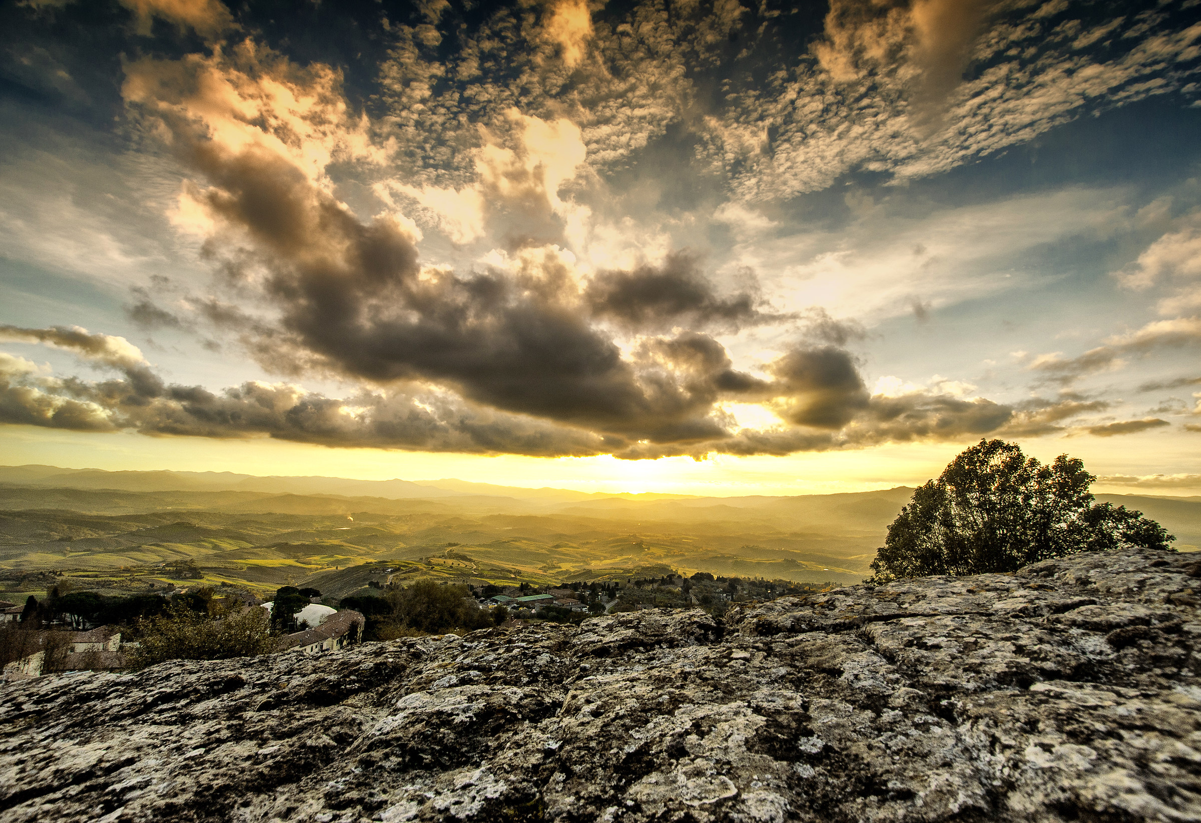 Riflessi sul mare in lontananza, dalle mura di Volterra