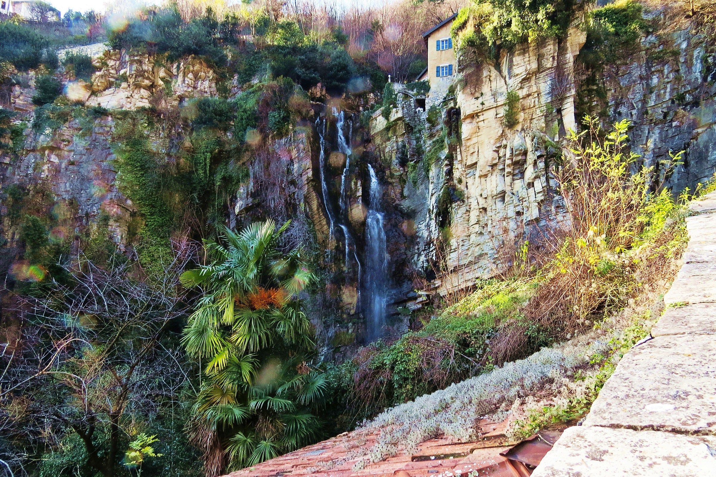 2935 - the house on the waterfall - CO Moltrasio