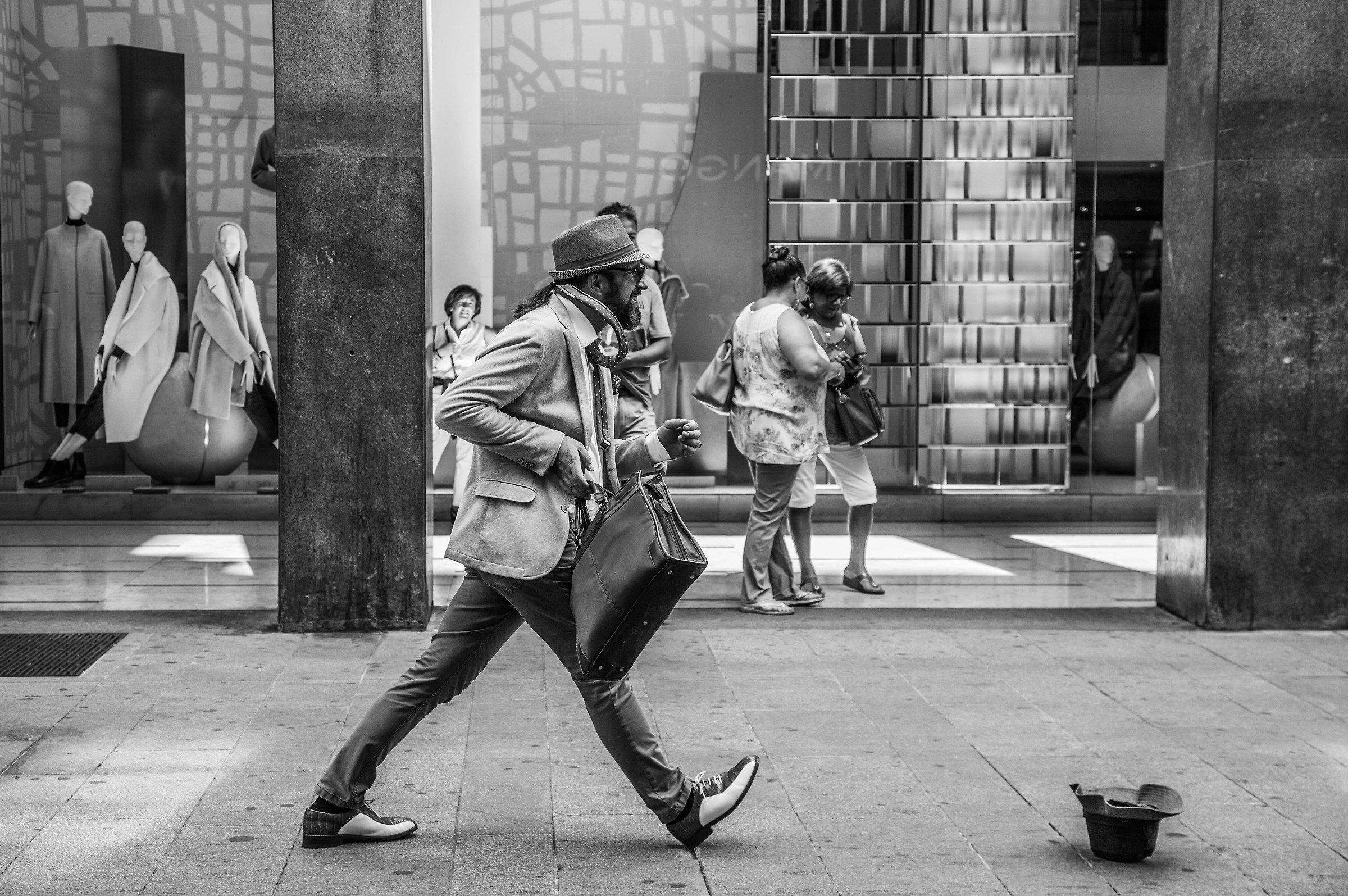 Street artist (against the wind)