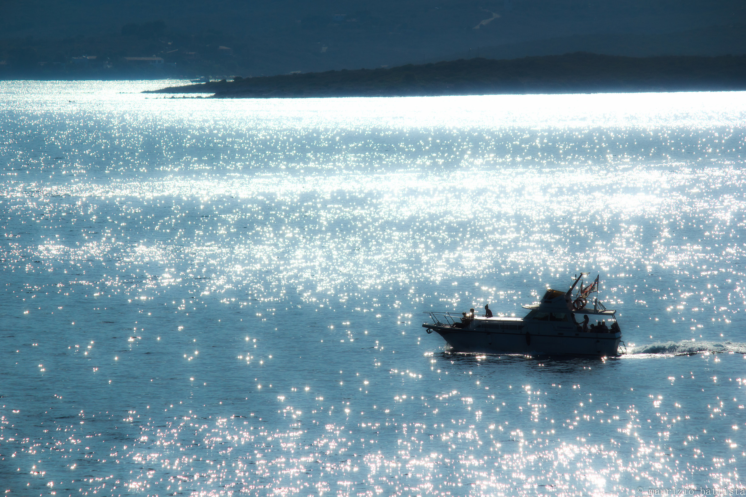Traghetto nella pioggia di luce