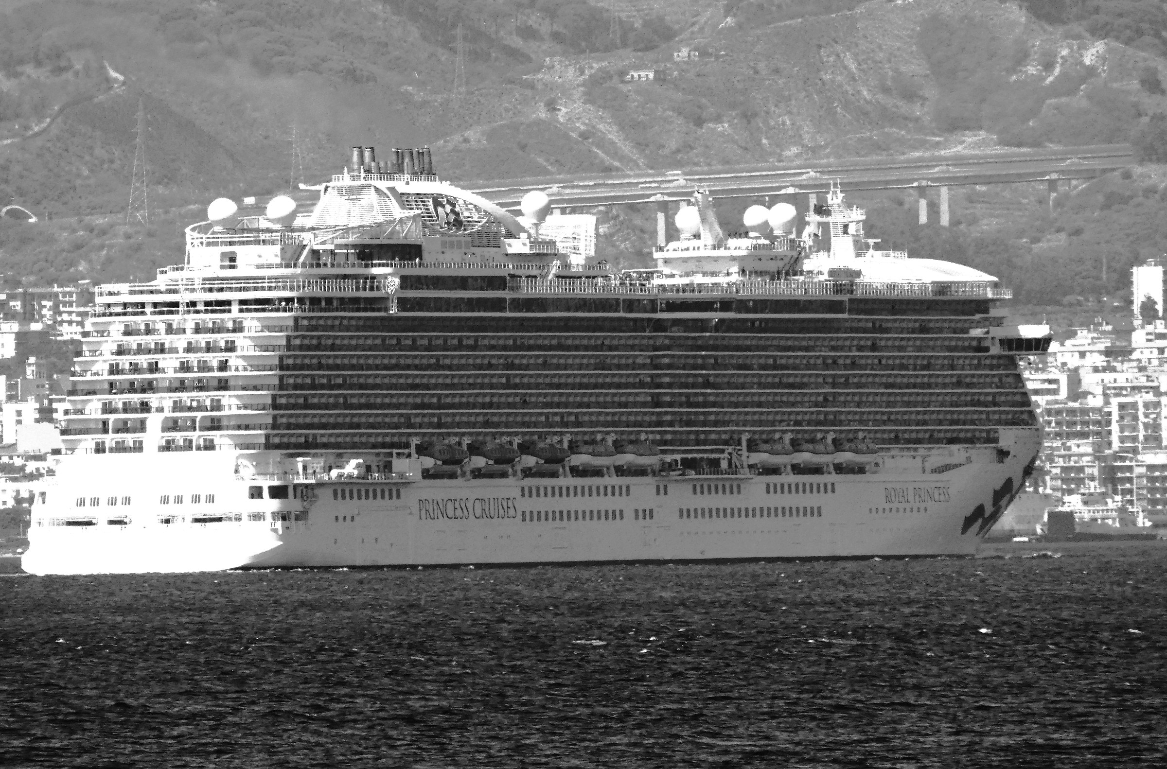 Enter Messina.Tra lights and shadows