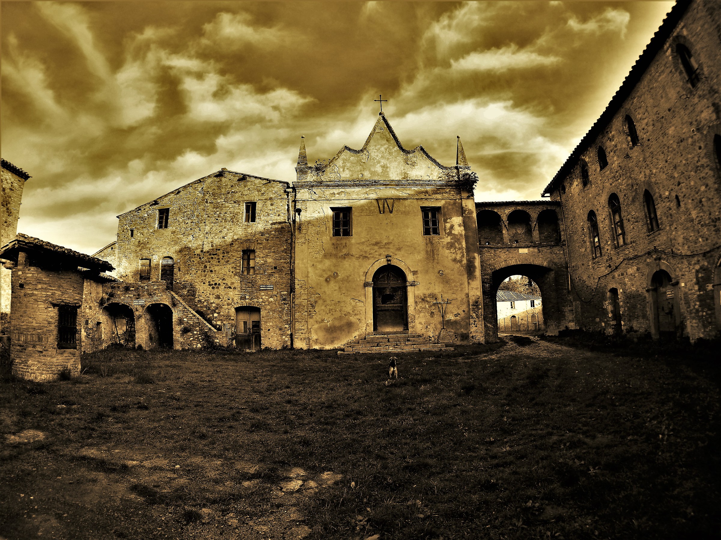 Piccola visitatrice - Borgo fantasma di Salci (pg)