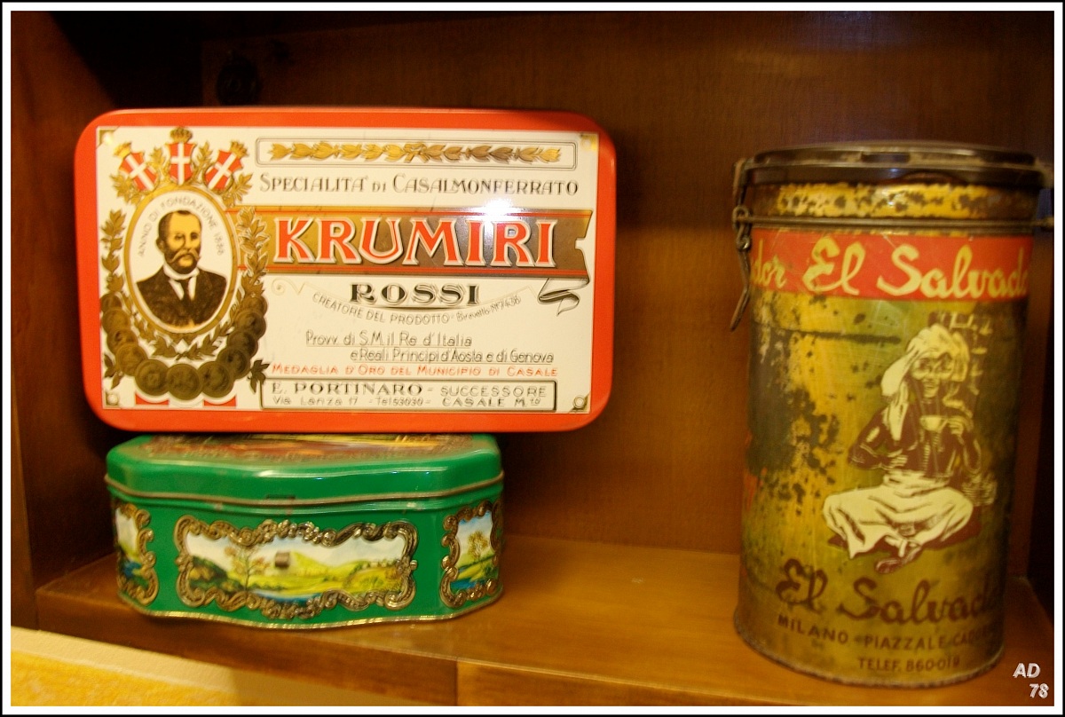 Vecchie scatole di biscotti