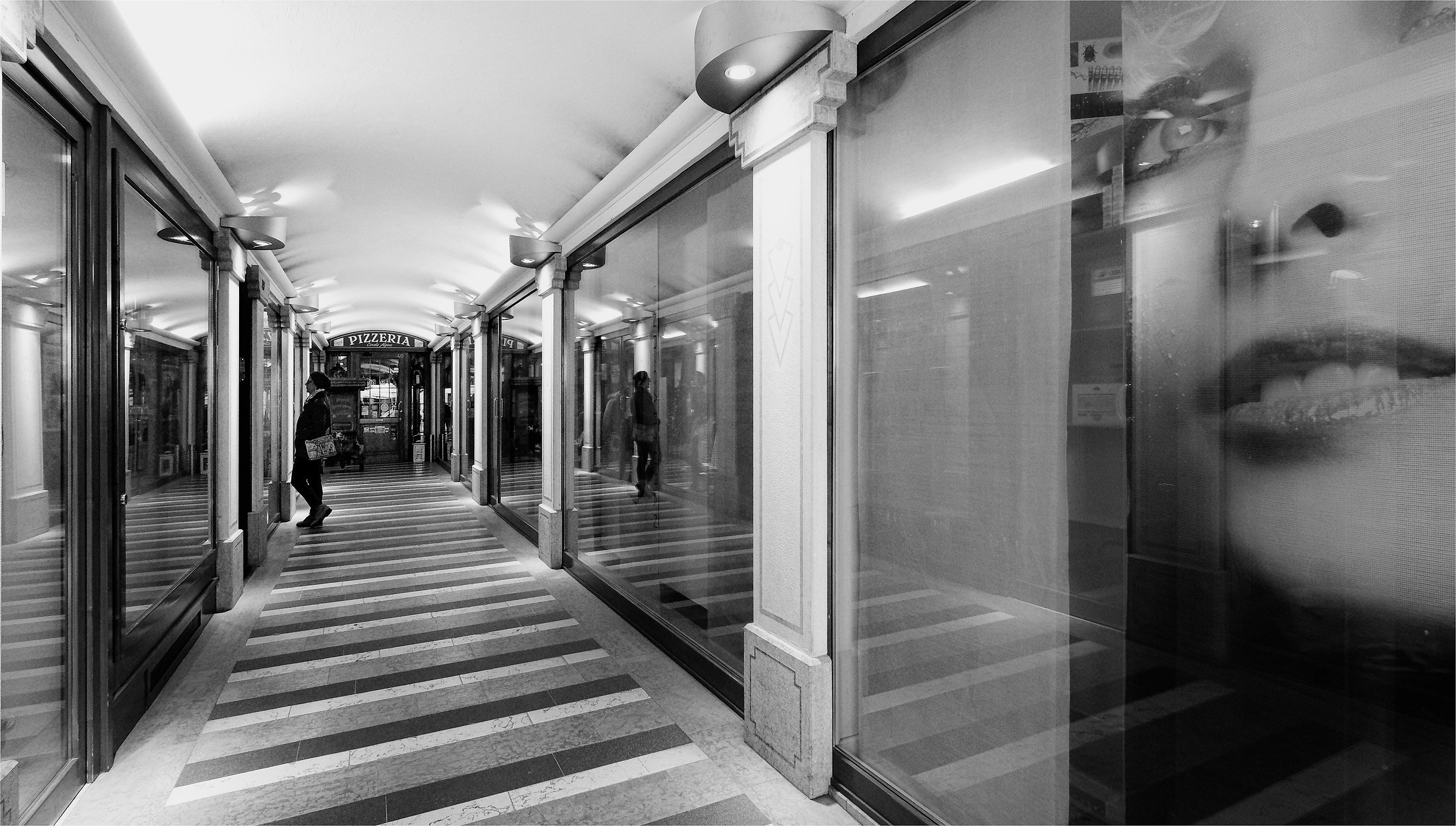 pizzeria - in fondo alla galleria