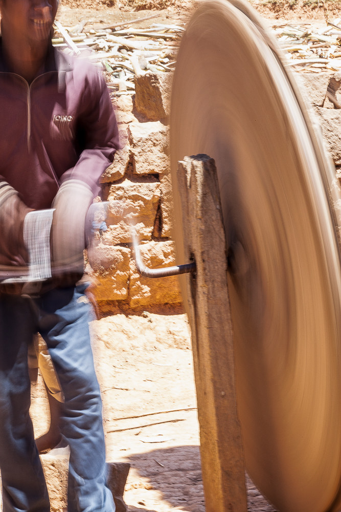 Madagascar, villaggio: il motore del tornio.