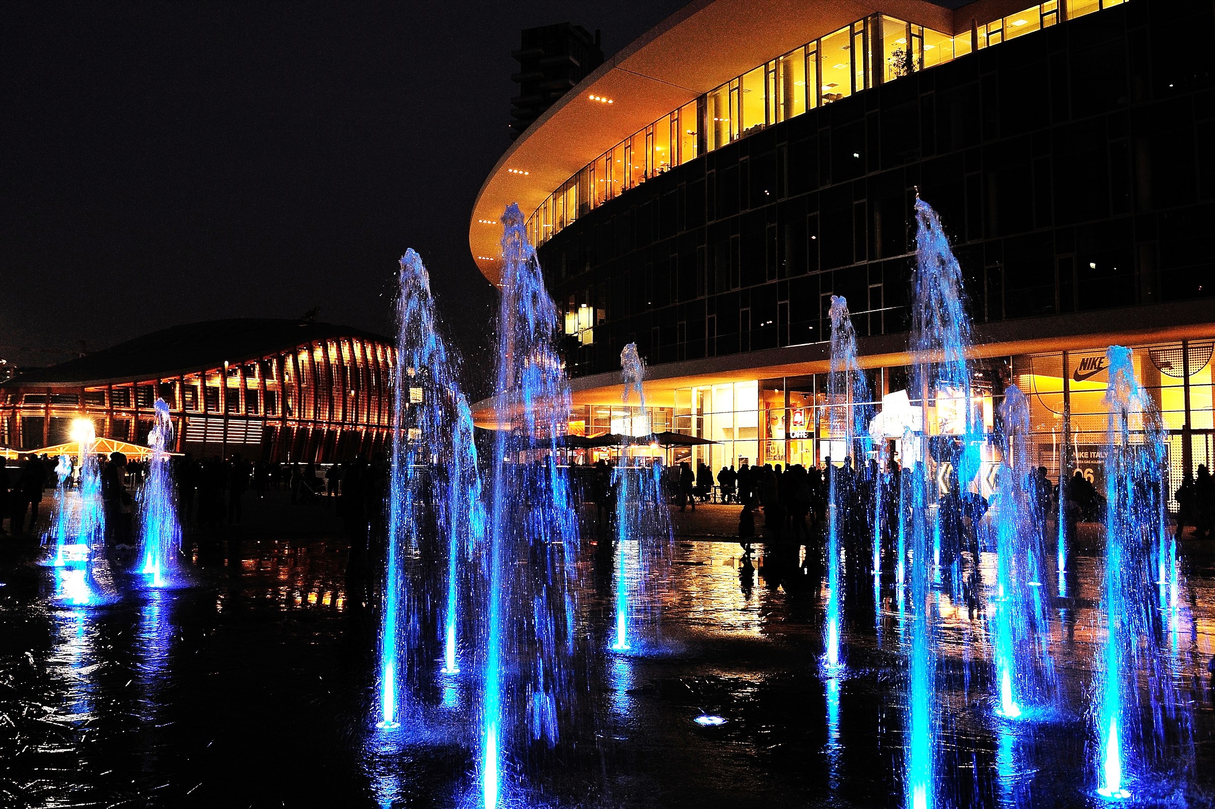 Gli zampilli colorati di Piazza Aulenti