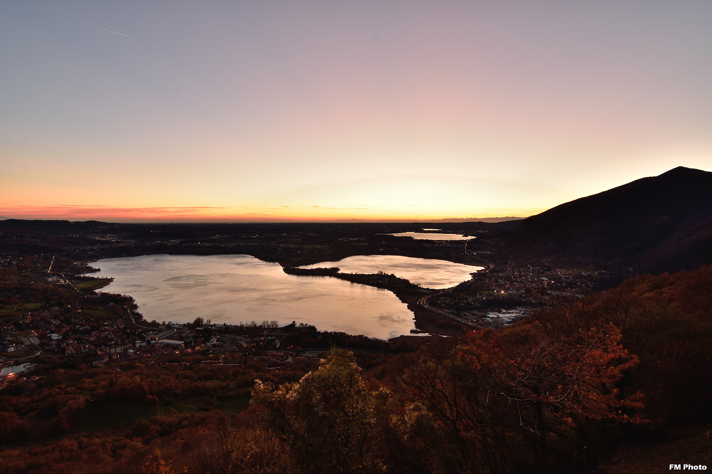Tramonto sui Laghi Briantei dal Monte Barro (lc)