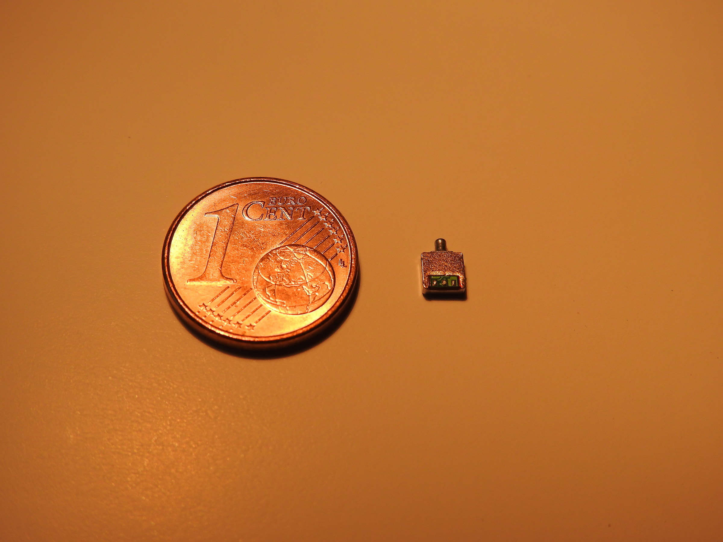 Il microscopico microfono spia